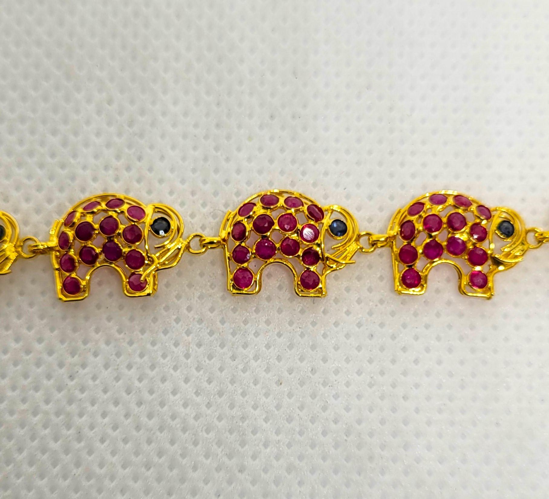 Round Cut 18kt Yellow Gold Ruby Sapphire Elephant Link Bracelet 7 Inches 10mm Wide 6 gr For Sale