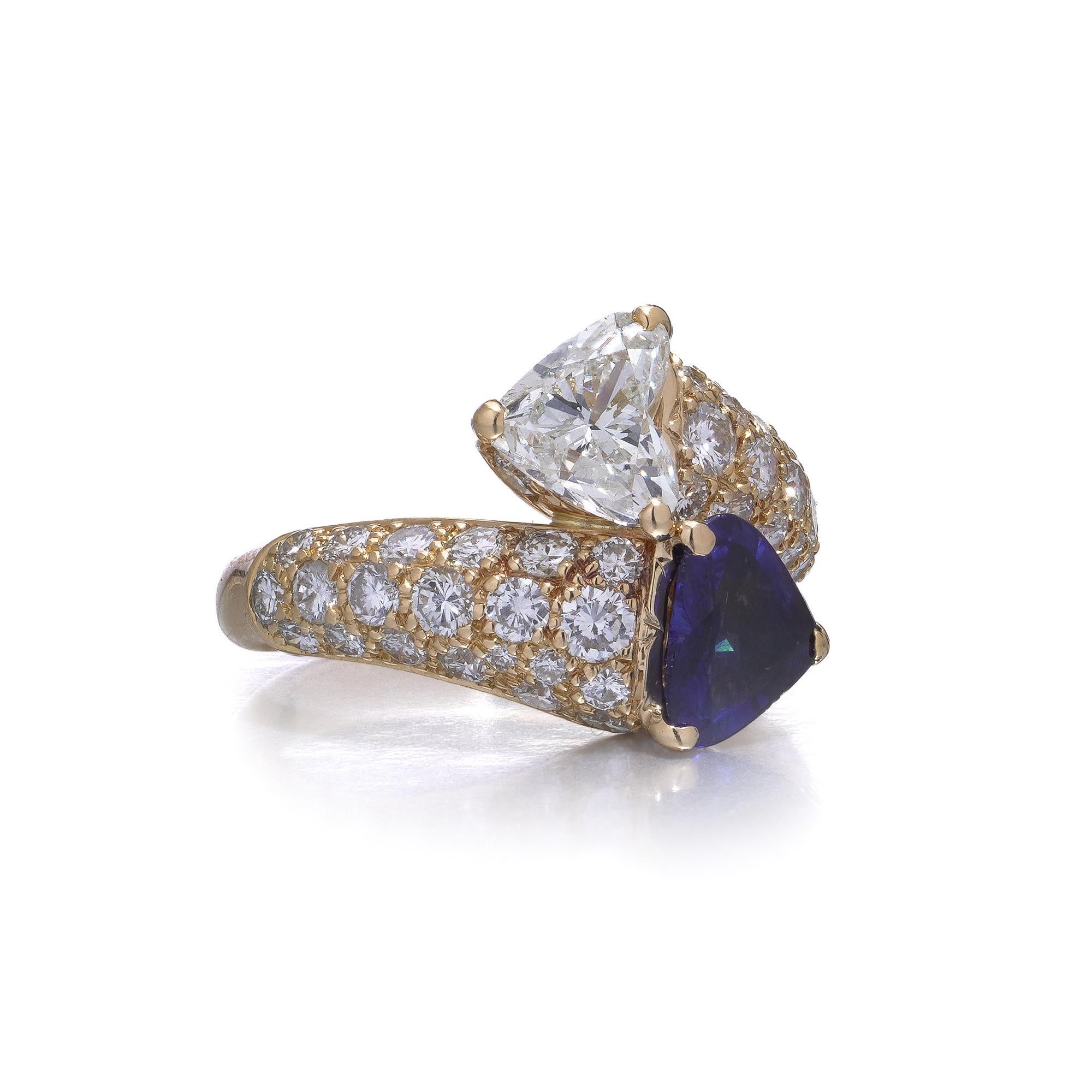 Taille cœur Bague croisée saphir et diamant en or jaune 18kt en vente