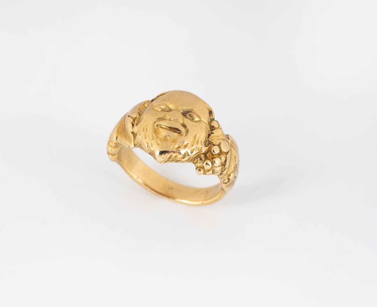 Edouard Aimé Arnould (tätig 1899/1945)
Ziselierter Jugendstilring aus 18-karätigem Gold mit einem von Ranken getragenen Bacchus. Größe 7 1/4
Gewicht: 12,17 g.
Edouard Aimé Arnould (aktiv 1899/1945) war ein preisgekrönter französischer Juwelier, der