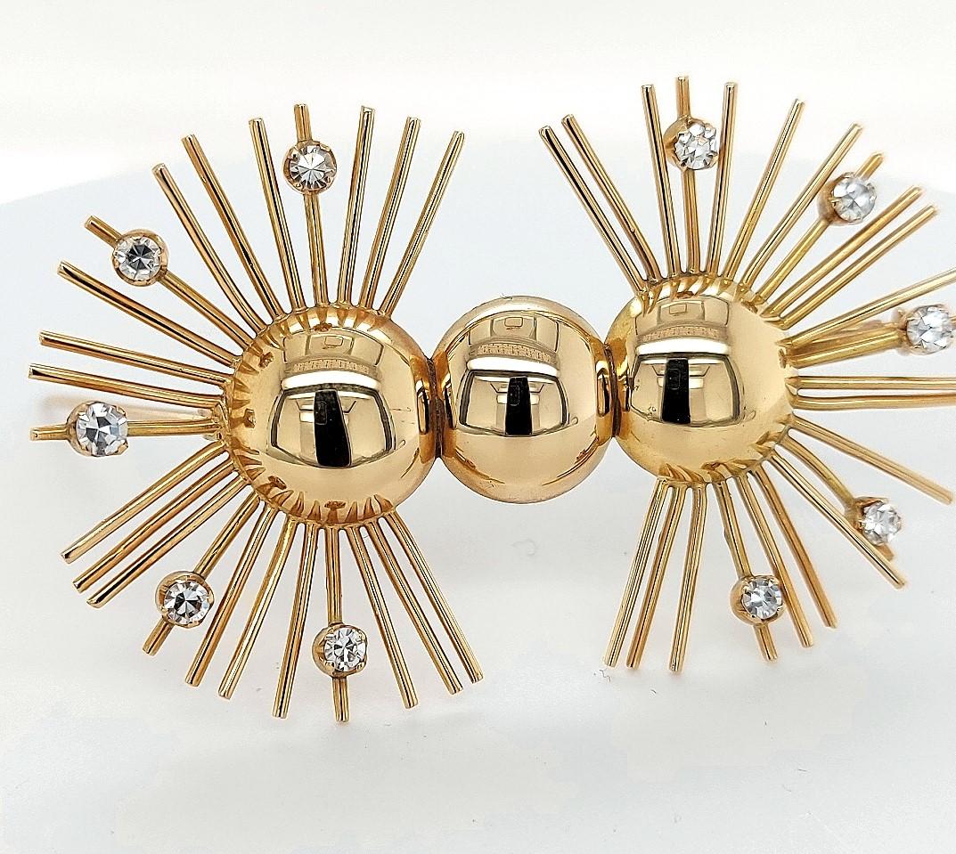 Broche y pendientes de clip de oro amarillo de 18 quilates con diamantes, años 40 en venta 1