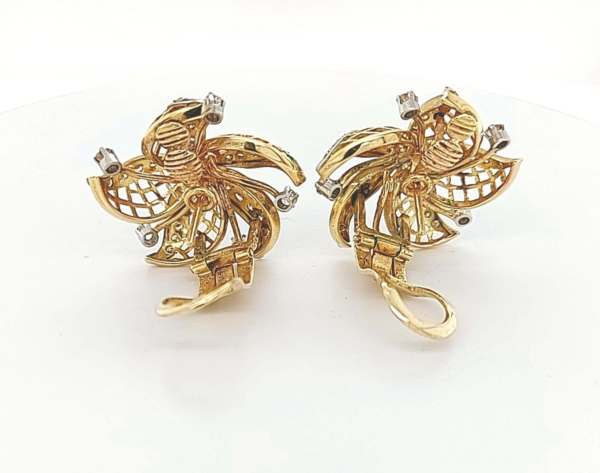 Broche / Boucles d'oreilles clips en or jaune 18 carats avec diamants en vente 10