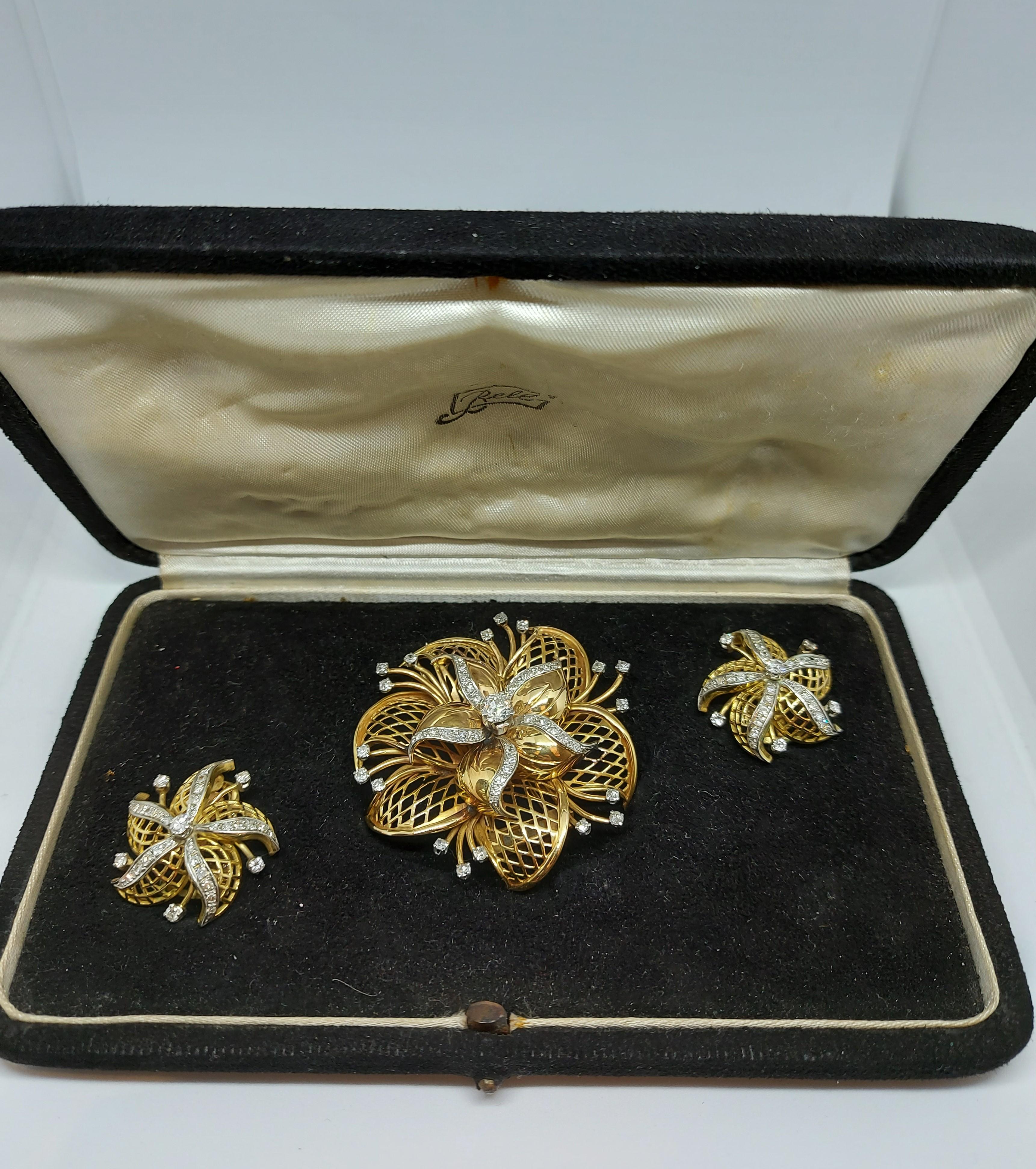 Stunning 18kt Yellow Gold set Brooch / Clip-On Earrings With Diamonds

Brooch:
Diamonds: 43  8 cut round  diamonds and 1 big round old cut diamond of ca. 1 ct

Material: 18 kt yellow gold

Total weight: 28.2 gram / 0.995 oz / 18.2 dwt

Measurements: