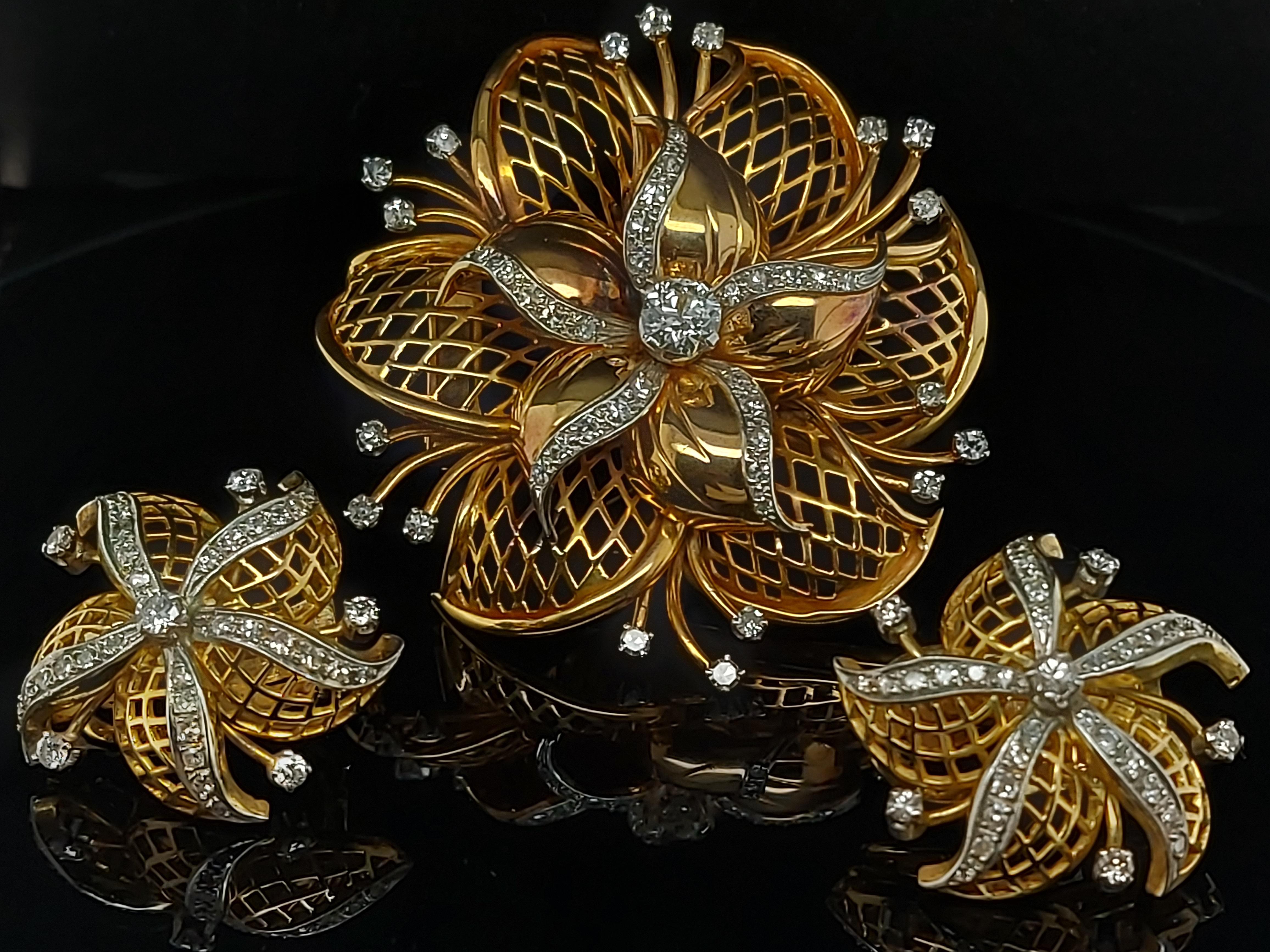Women's or Men's 18 Karat Yellow Gold Set Brooch / Clip-On Earrings with Diamonds For Sale