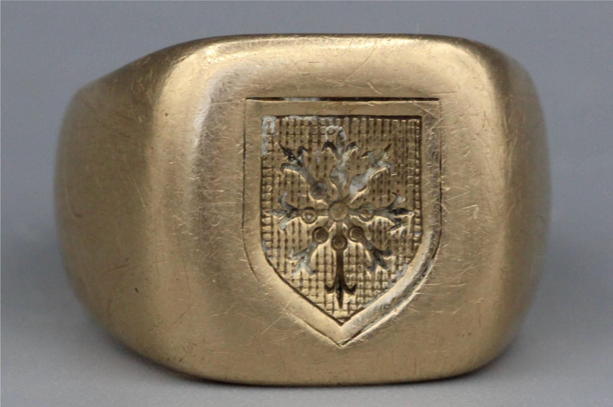 In 750 thousandths yellow gold, signet ring engraved with a coat of arms. 
Size 8. 
Weight : 12,9g