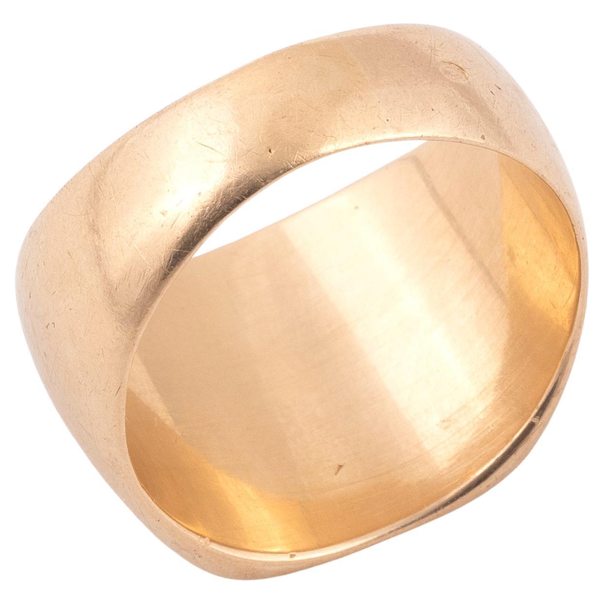 In 750 thousandths yellow gold, signet ring engraved with a coat of arms. 
Size 8. 
Weight : 12,9g