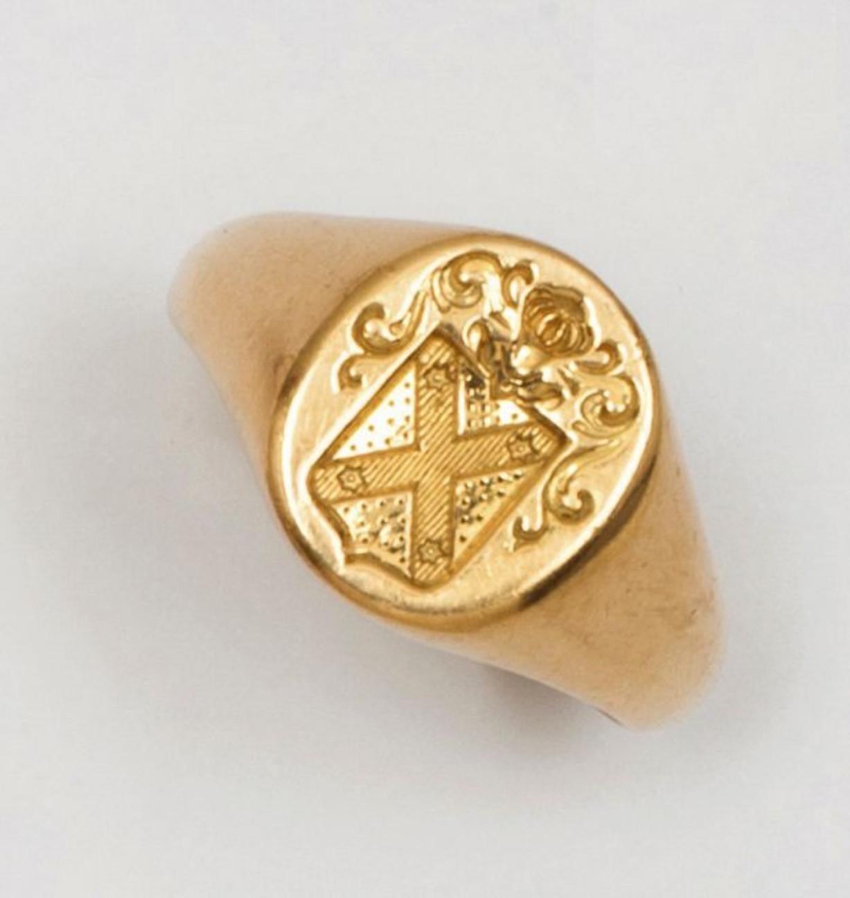 SHIPPING POLICY:
No additional costs will be added to this order.
Shipping costs will be totally covered by the seller (customs duties included). 

Signet ring in yellow gold, engraved with a coat of arms under a knight's helmet. 
Ring size: 10
