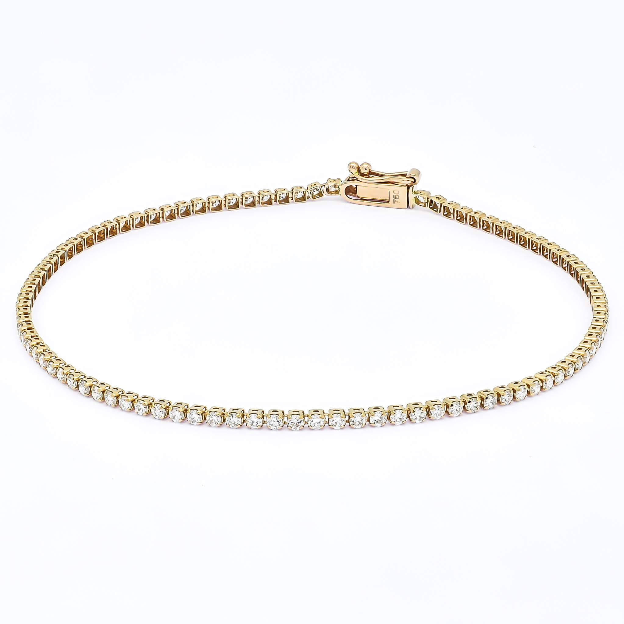 Erhöhen Sie Ihren Stil mit diesem luxuriösen einreihigen Tennisarmband aus 18 Karat Gelbgold. Der fachmännisch in vier Zacken gefasste Ring ist mit funkelnden, natürlichen Diamanten im Brillantschliff besetzt, die Eleganz und Luxus ausstrahlen. Das