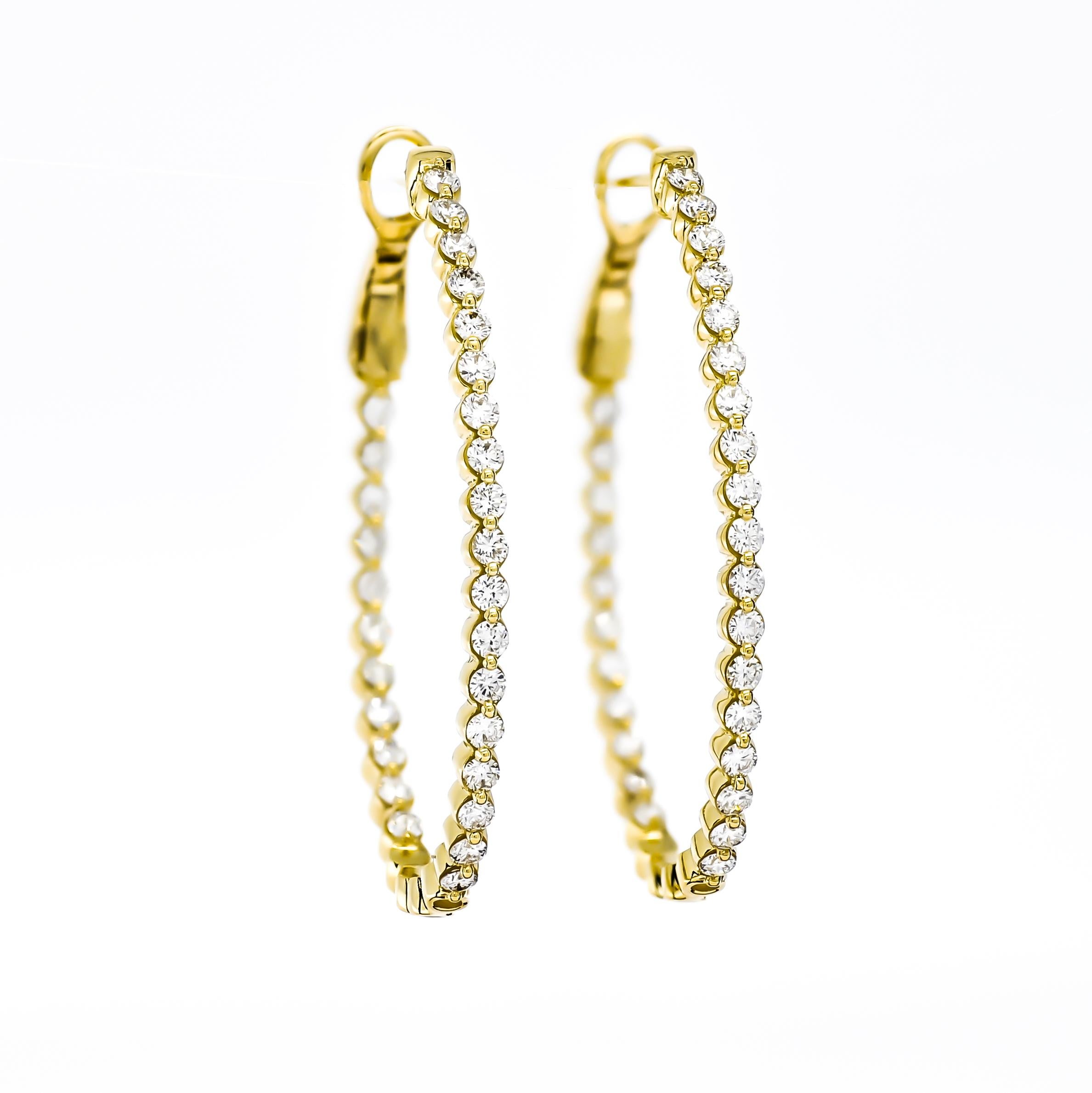 Boucles d'oreilles Huggies en or jaune 18KT avec diamant sur un seul rang  Neuf - En vente à Antwerpen, BE