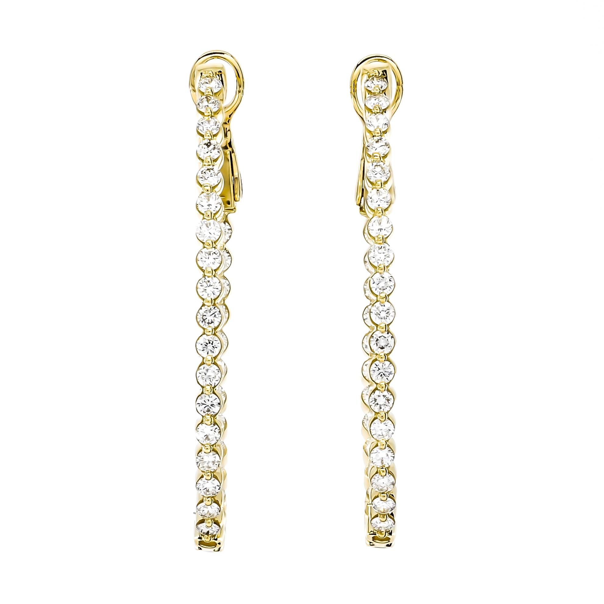 18KT Gelbgold Einreihiger Huggies-Ohrring mit Diamanten in und aus der Reihe  für Damen oder Herren im Angebot