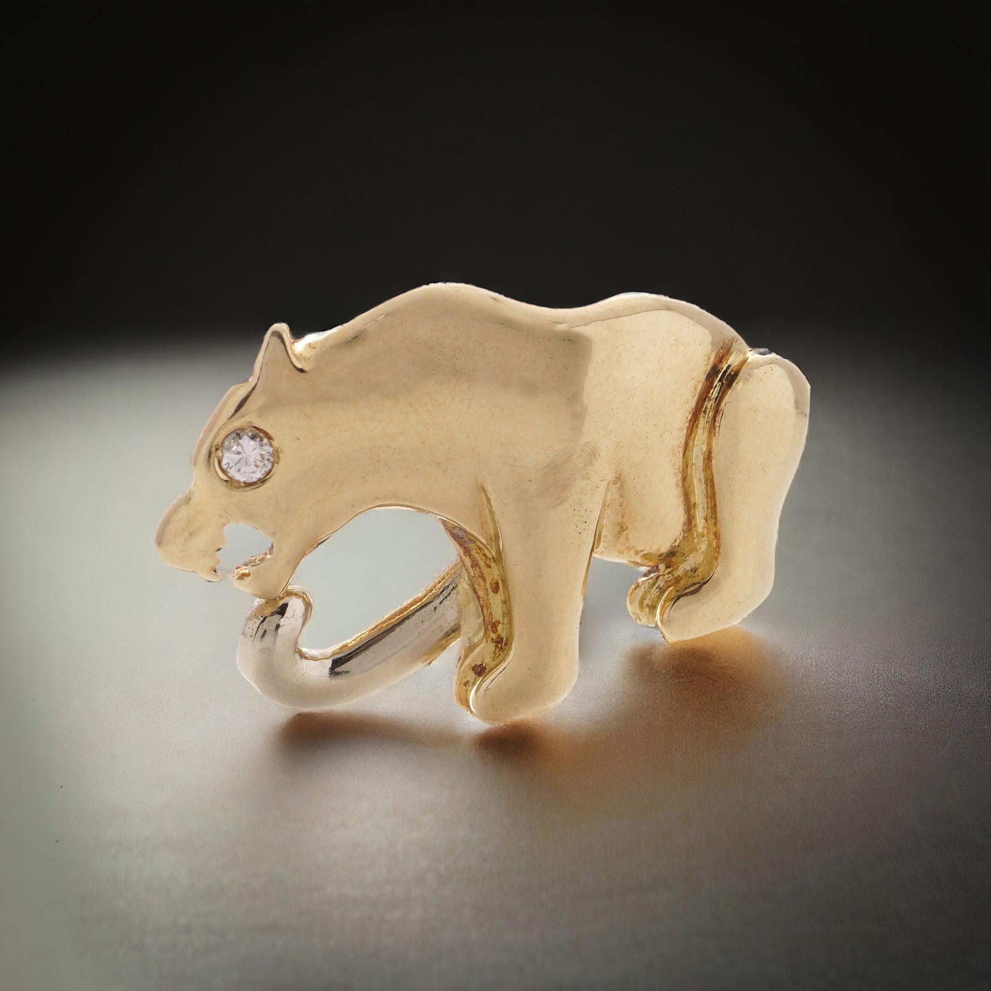 18kt. Yellow Gold Sitting Panther Brooch with Diamond Eye. 
Stamped with 750 Hallmark on a pin hinge. 

Dimensions:
Length x height: 2.7 x 1.8 cm 
Weight: 5.1 grams

Diamond - 
Cut: Brilliant 
Quantity: 1 
Total carat weight: 0.04 cts. 
Colour: G