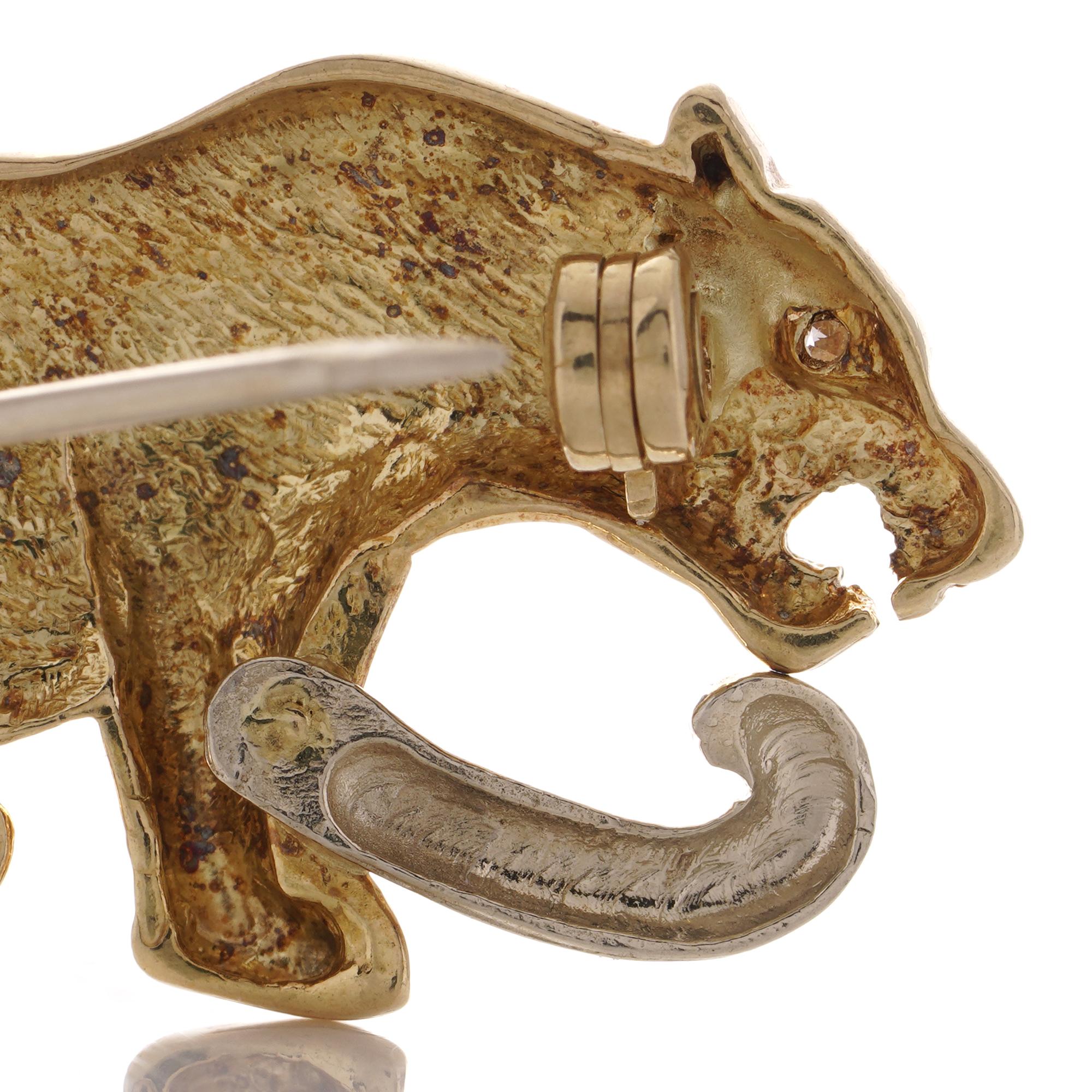 18kt. Yellow Gold Sitting Panther Brooch with Diamond Eye In Good Condition For Sale In Braintree, GB