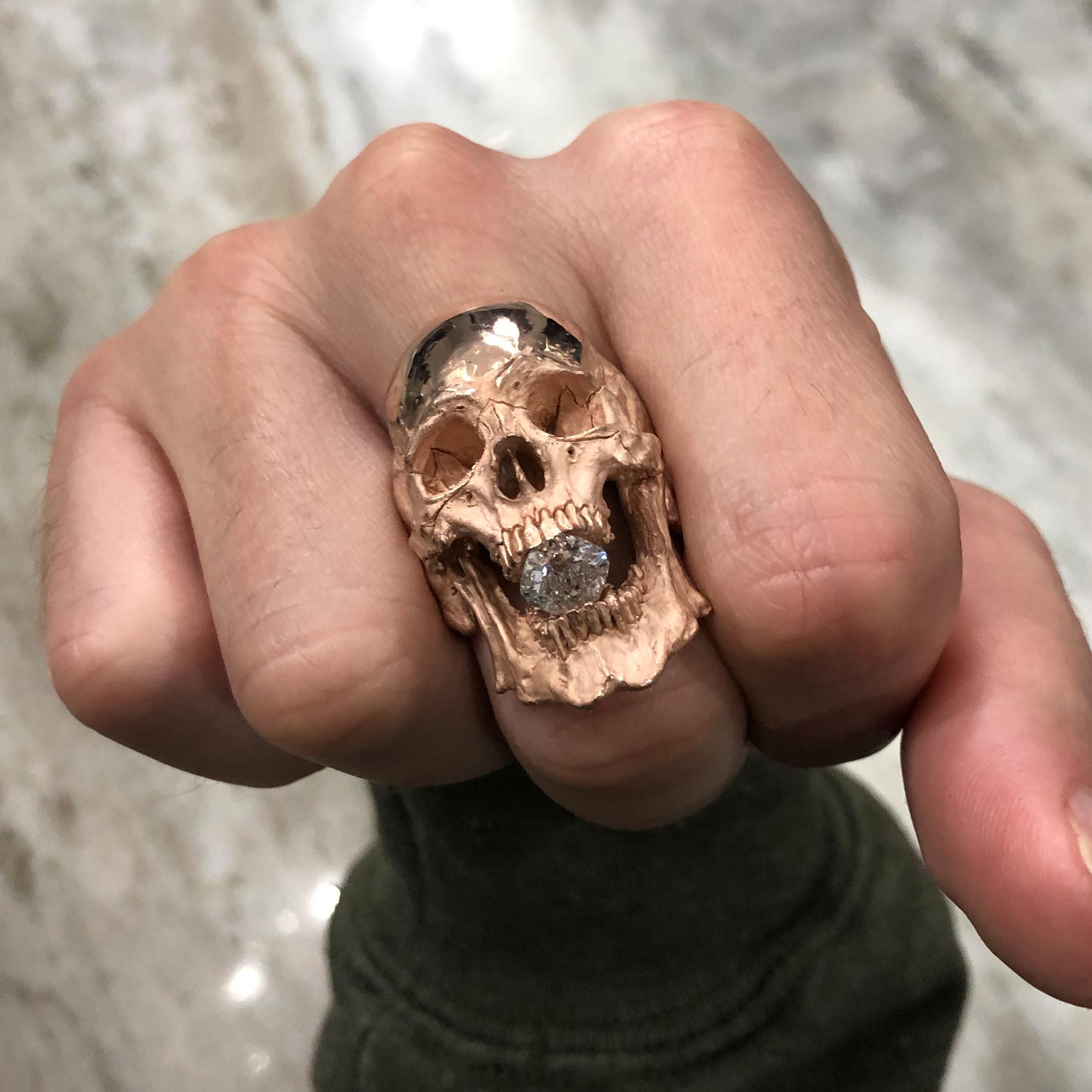 Taille coussin Bague cocktail tête de mort en or jaune 18 carats avec diamant naturel de 1 carat VS1 certifié GIA en vente