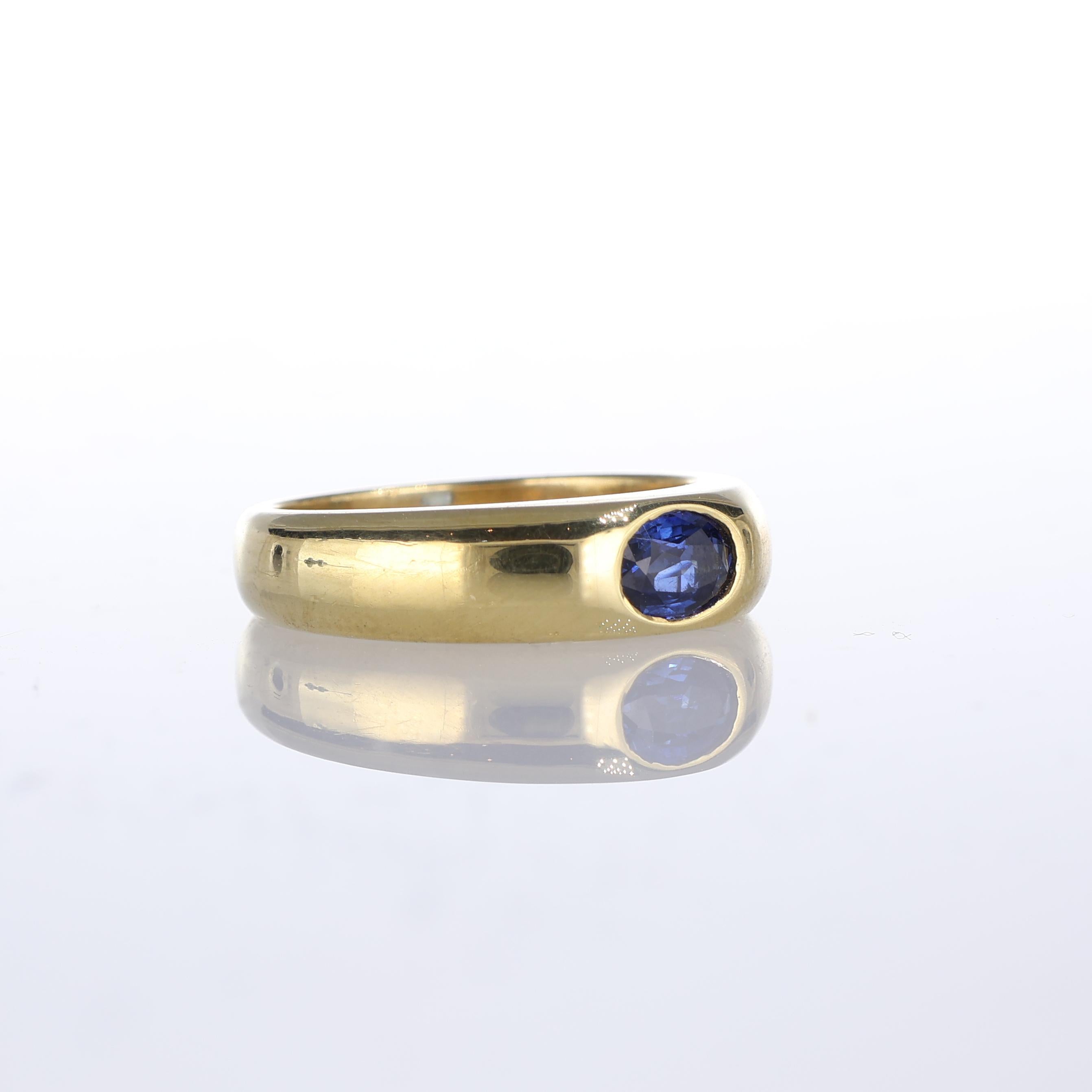 Oval Cut 18kt Yellow Gold Solitaire Ring with Central Oval Sapphire For Sale