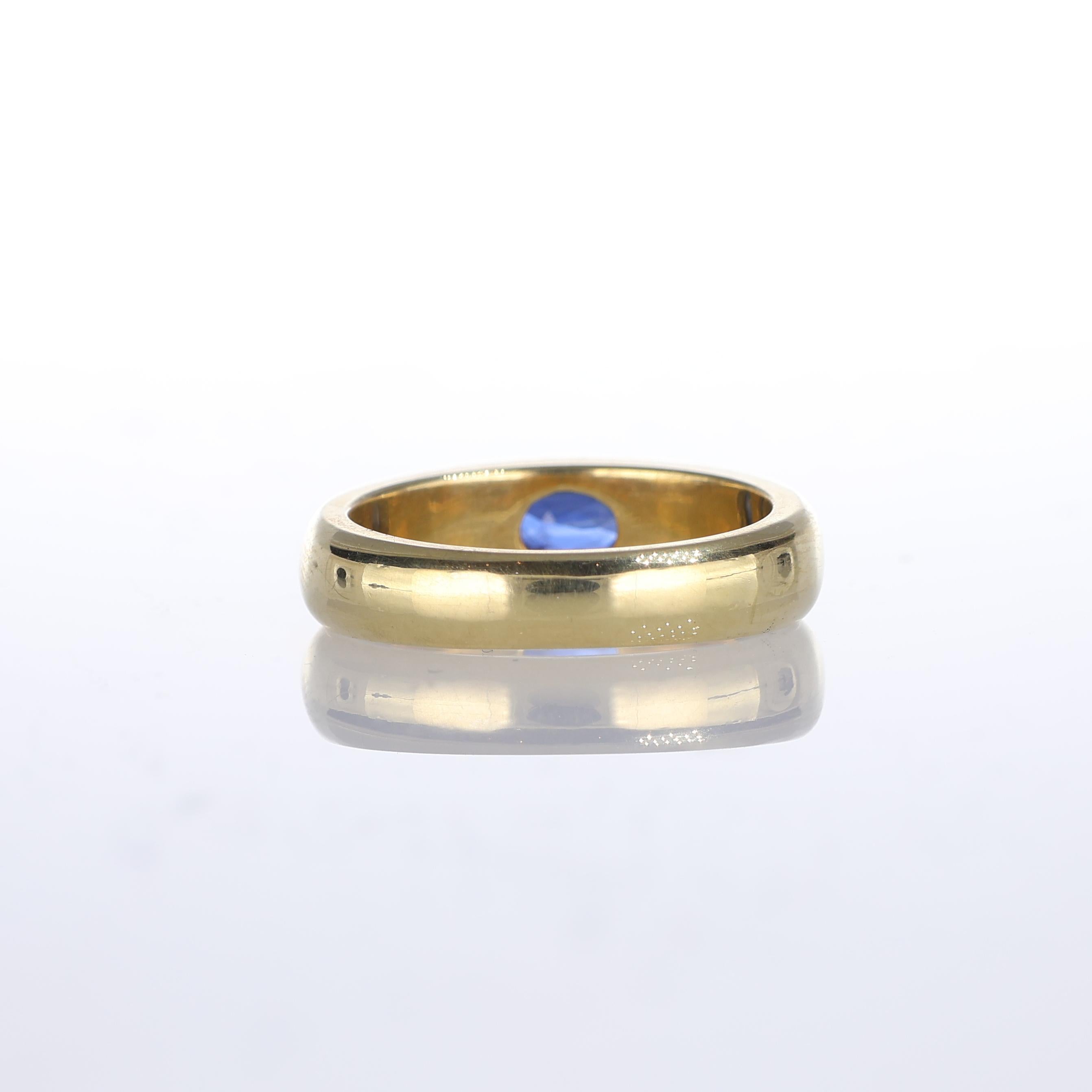 Women's or Men's 18kt Yellow Gold Solitaire Ring with Central Oval Sapphire For Sale