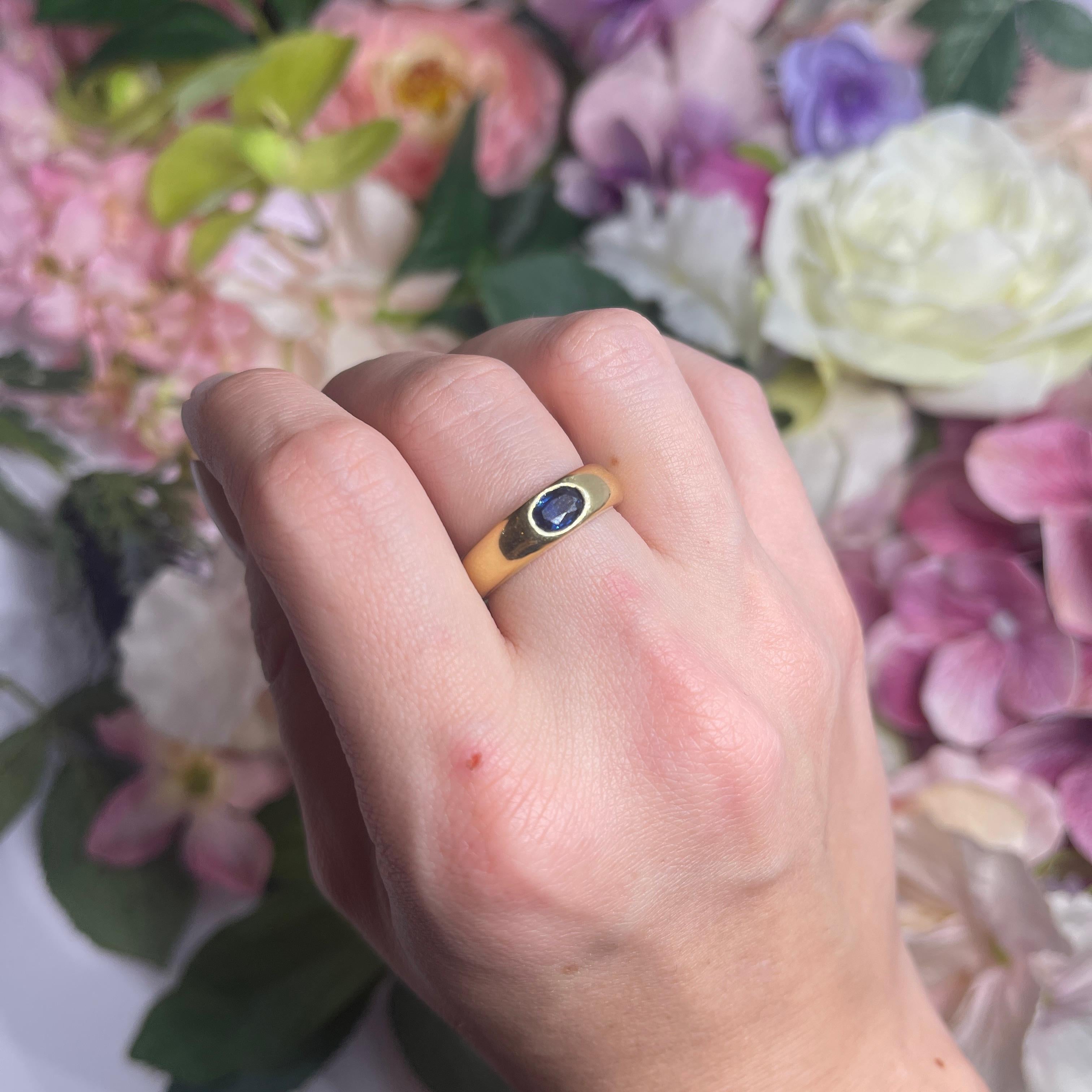 18kt Yellow Gold Solitaire Ring with Central Oval Sapphire For Sale 2
