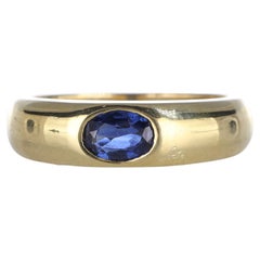 Anillo solitario de oro amarillo de 18 quilates con zafiro oval central