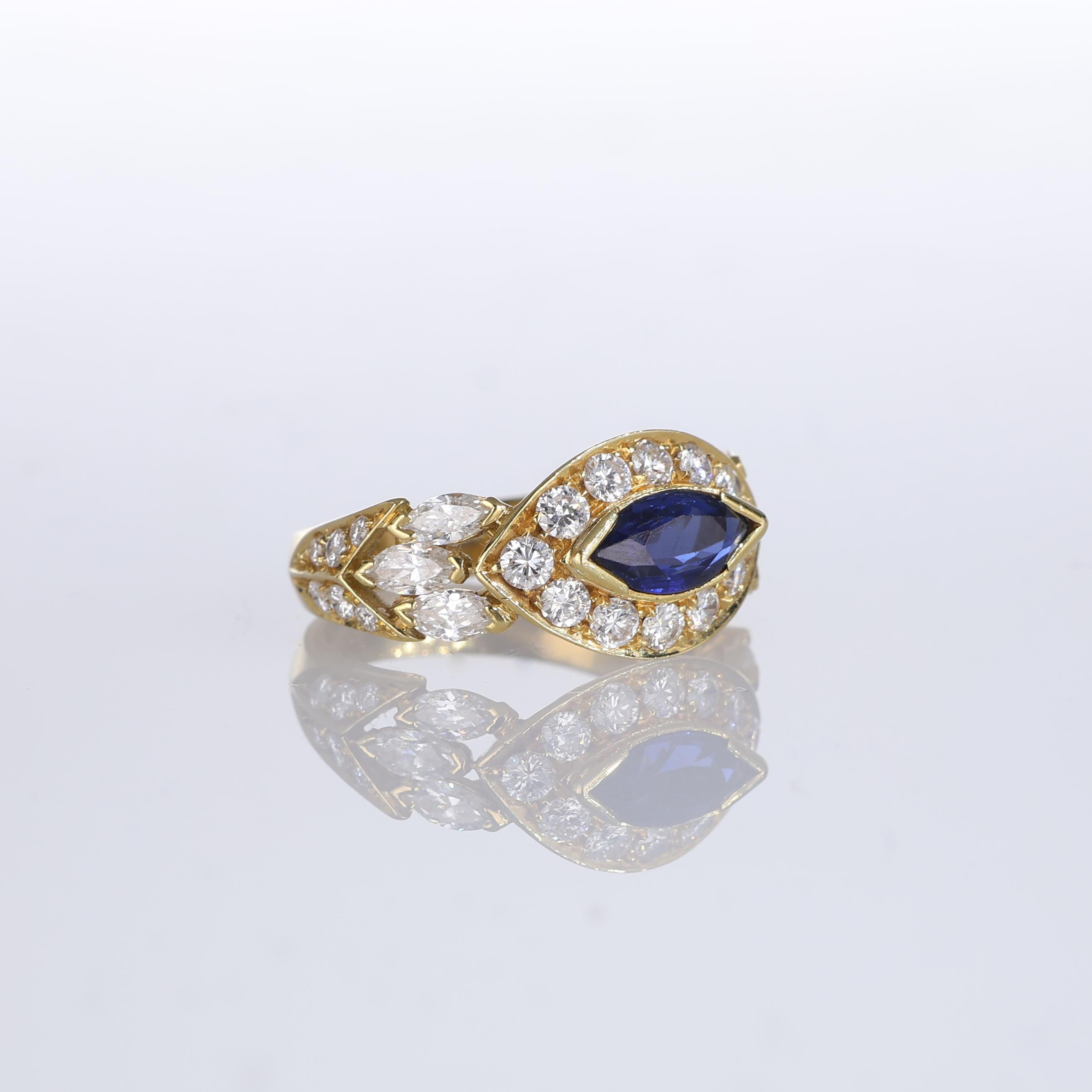 Anillo solitario de oro amarillo de 18 quilates con zafiro y diamantes Corte brillante en venta