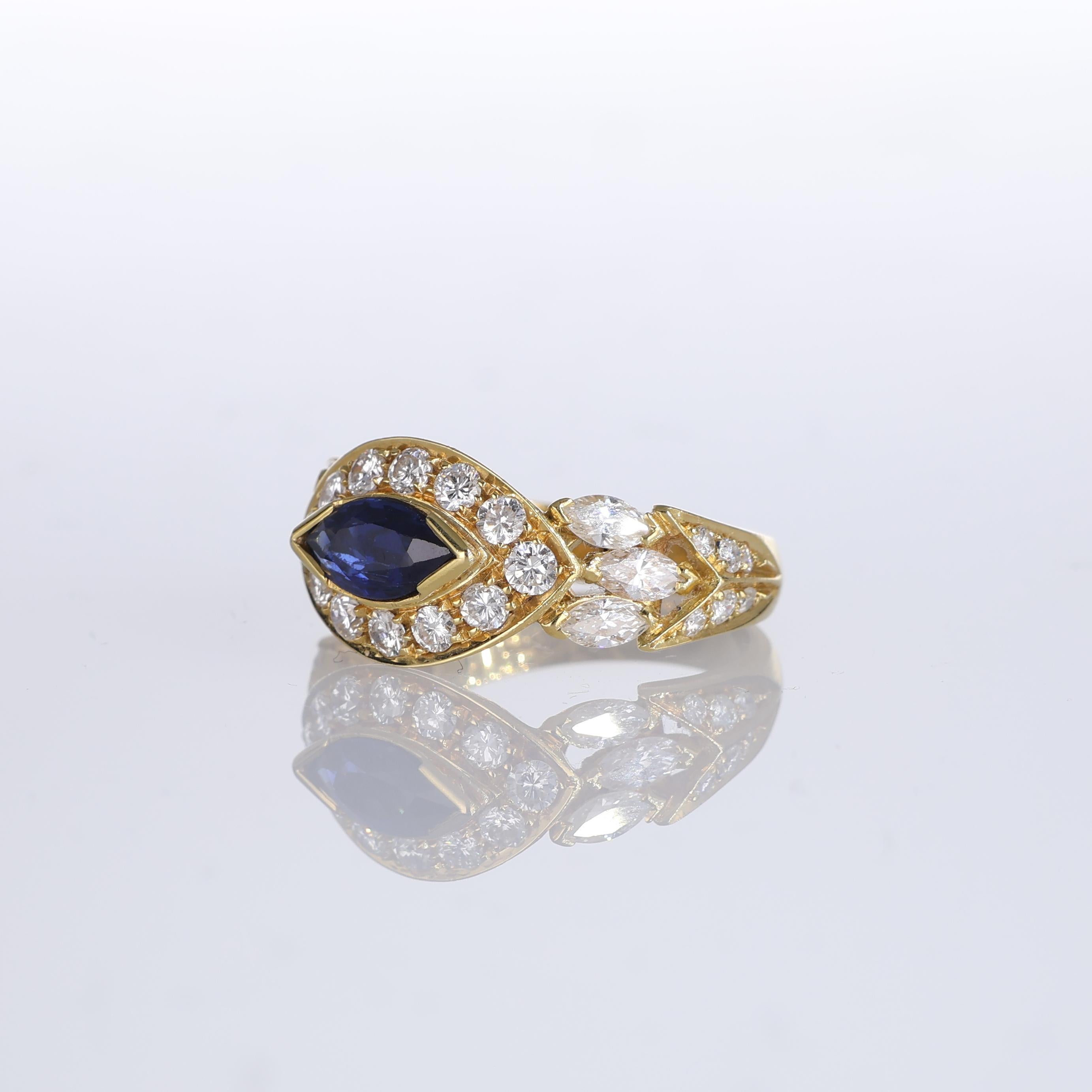 Anillo solitario de oro amarillo de 18 quilates con zafiro y diamantes en Nuevo estado para la venta en Bergamo, BG