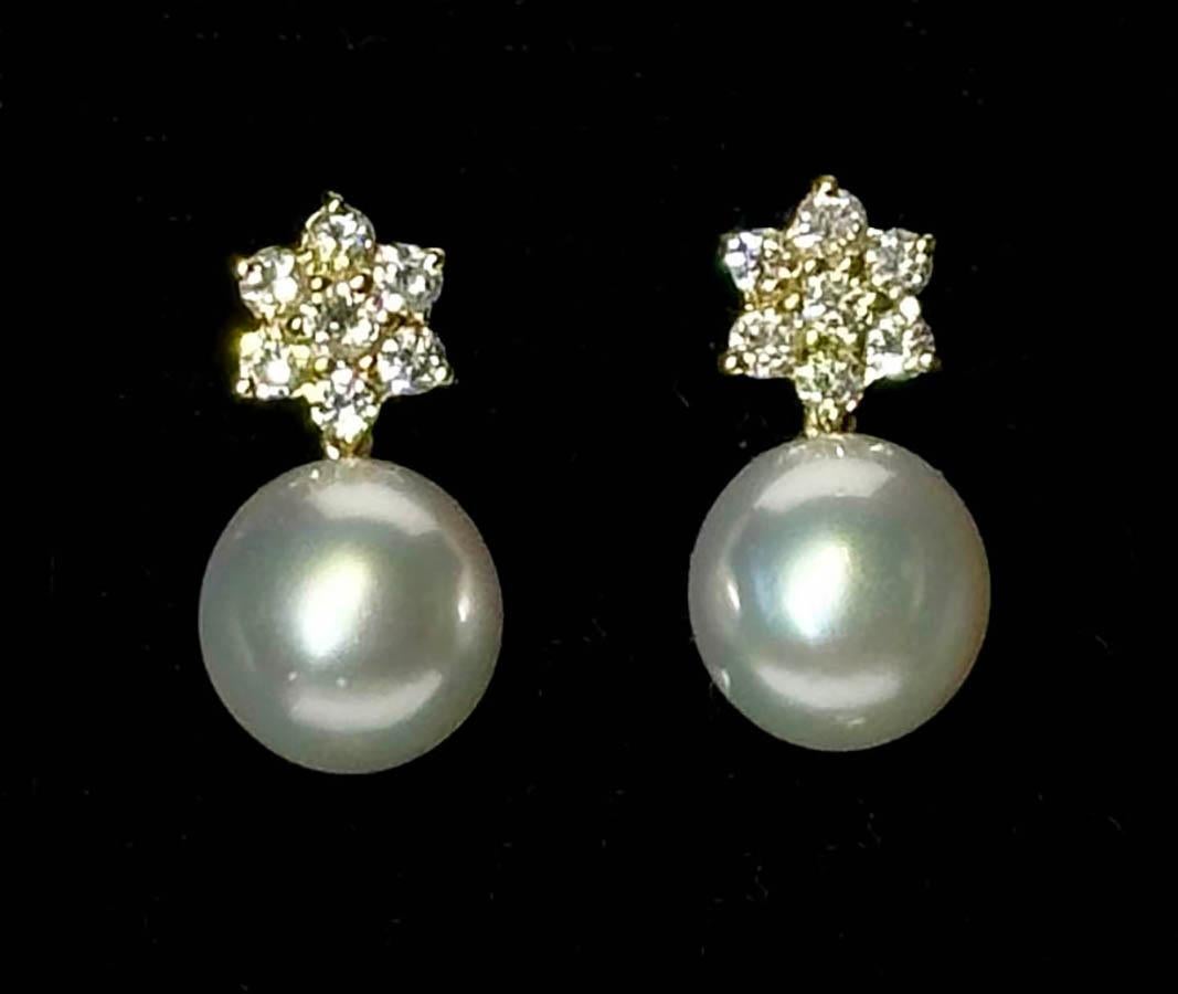 18kt Gelbgold Ohrstecker Perle & Diamant Ohrringe. Die Südseeperlen haben einen Durchmesser von 11 mm, die Diamanten 14 Stück, jeweils 2,5 mm der Farbe 