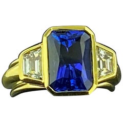 18KT Yellow Gold Tanzanite and Diamond Ring 18KT Yellow Gold Tanzanite and Diamond Ring