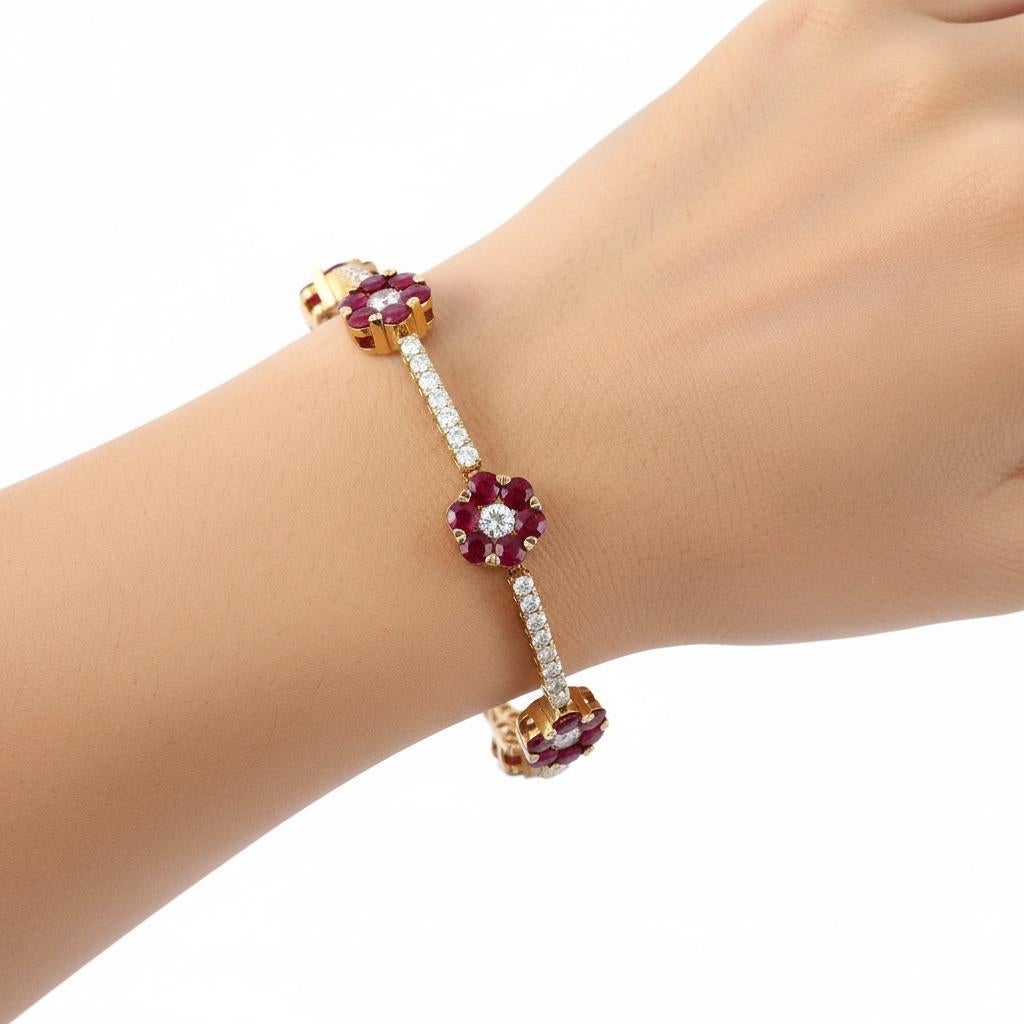 Esta exquisita pulsera de tenis flor muestra la excepcional artesanía contemporánea de la renombrada casa de joyería Yılmaz Fine Jewellery, expertamente elaborada en lustroso oro amarillo de 18 quilates y acentuada con 62 diamantes calibrados de