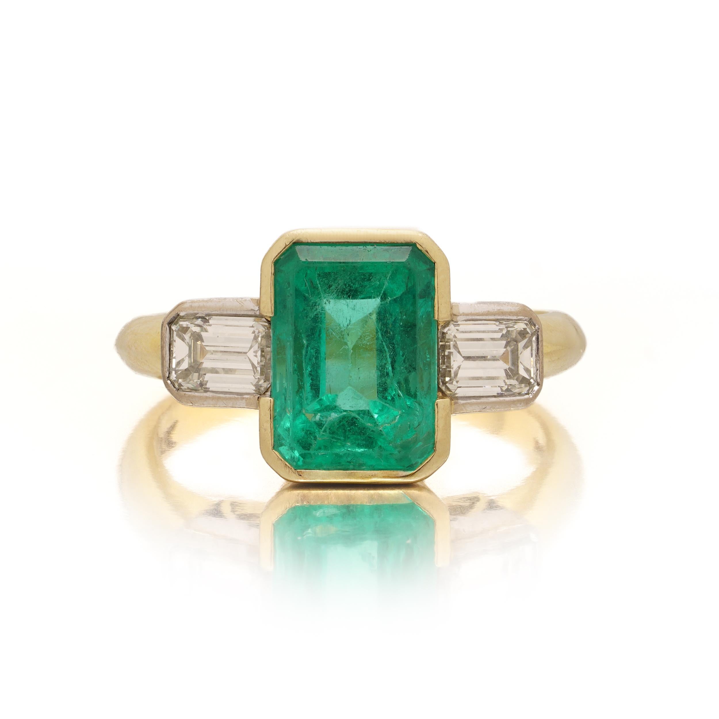 18 Karat Gelbgold Ring mit drei Steinen, Smaragd und Diamant (Smaragdschliff) im Angebot
