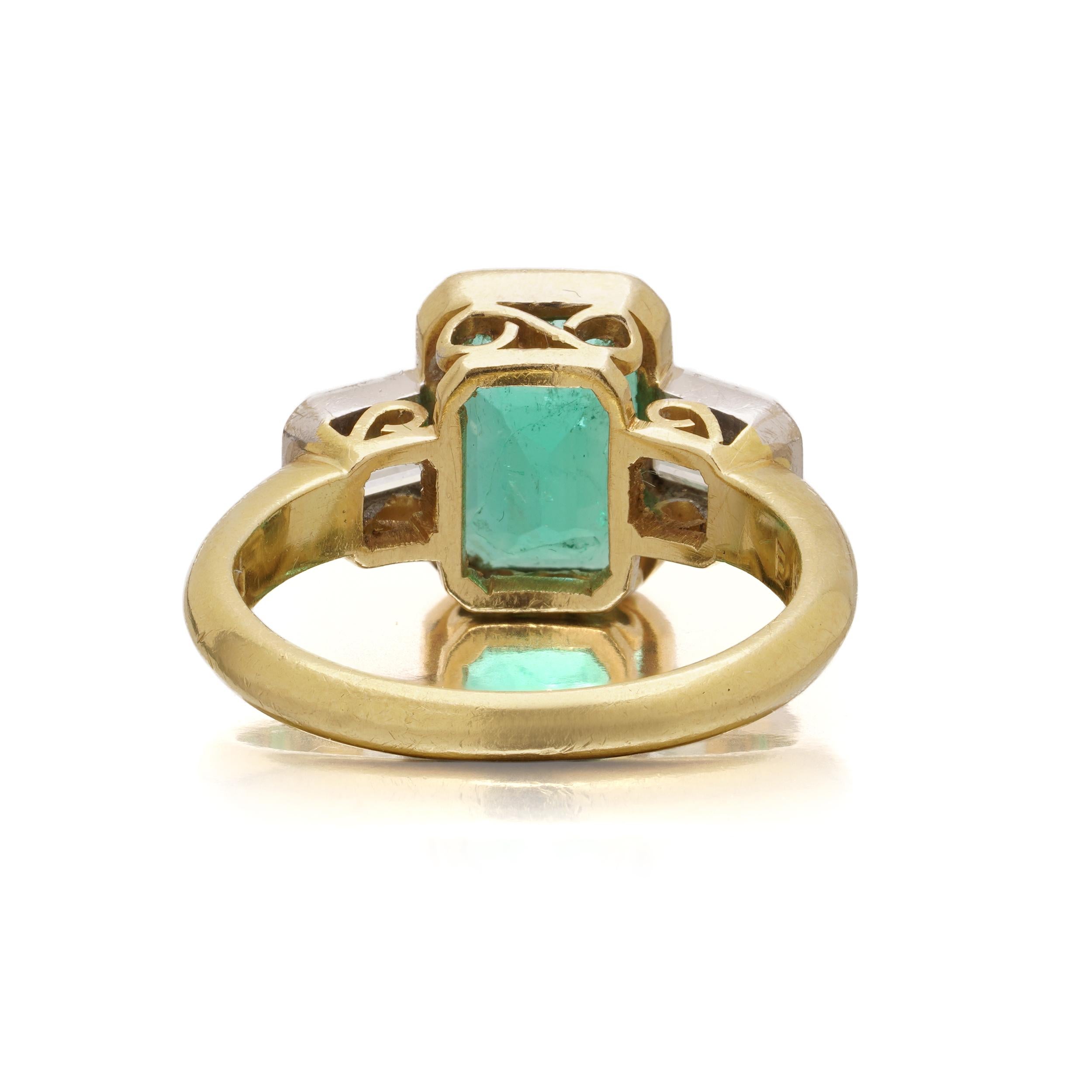 18 Karat Gelbgold Ring mit drei Steinen, Smaragd und Diamant im Zustand „Gut“ im Angebot in Braintree, GB