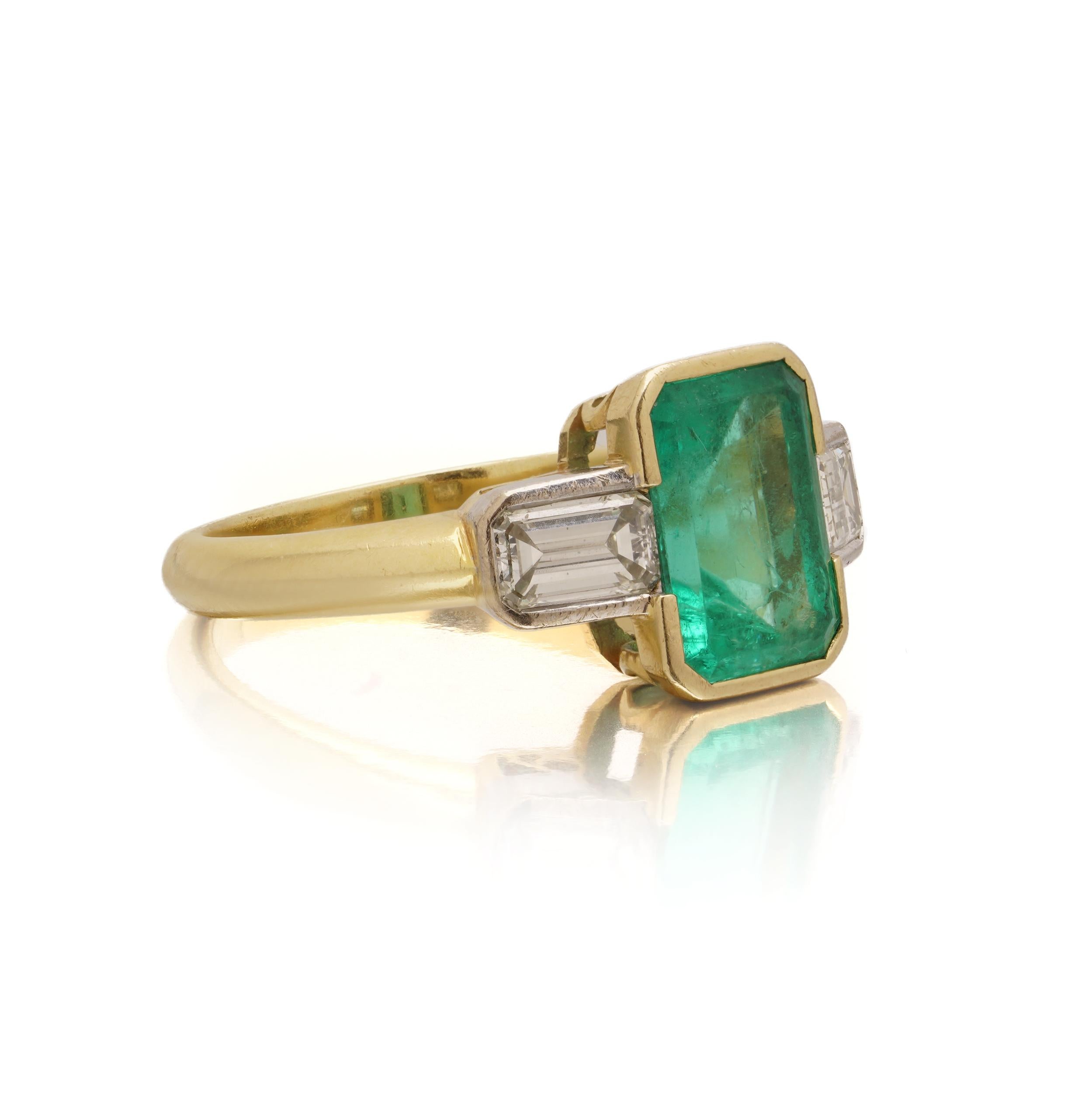 18 Karat Gelbgold Ring mit drei Steinen, Smaragd und Diamant Damen im Angebot