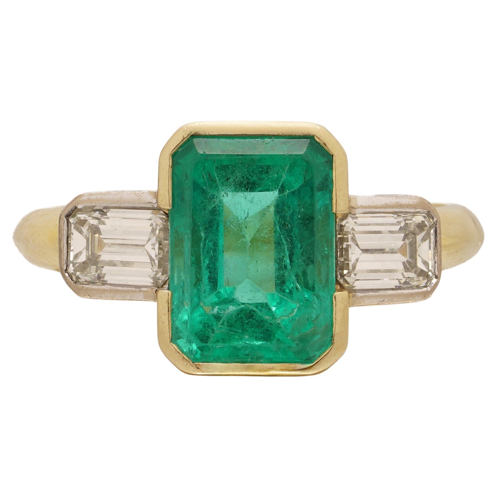 Anillo de oro amarillo de 18 quilates de tres piedras con esmeralda y diamantes