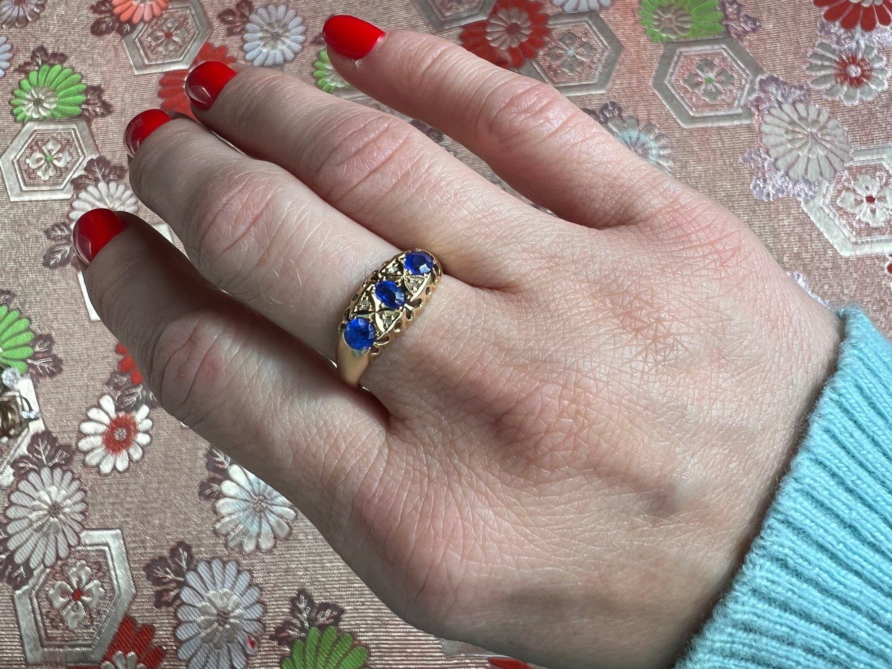 18kt yellow gold three - stone sapphire ring Corte oval en venta