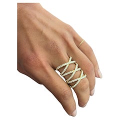 Anillo de oro amarillo de 18 quilates con triple cruz de diamantes