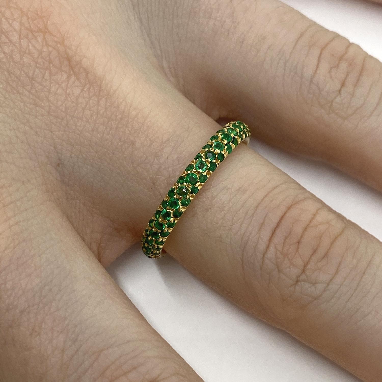 Riviere ring made of 18kt yellow gold with natural tsavorite for ct.1.27

Welcome to our jewelry collection, where every piece tells a story of timeless elegance and unparalleled craftsmanship. As a family-run business in Italy for over 100 years,
