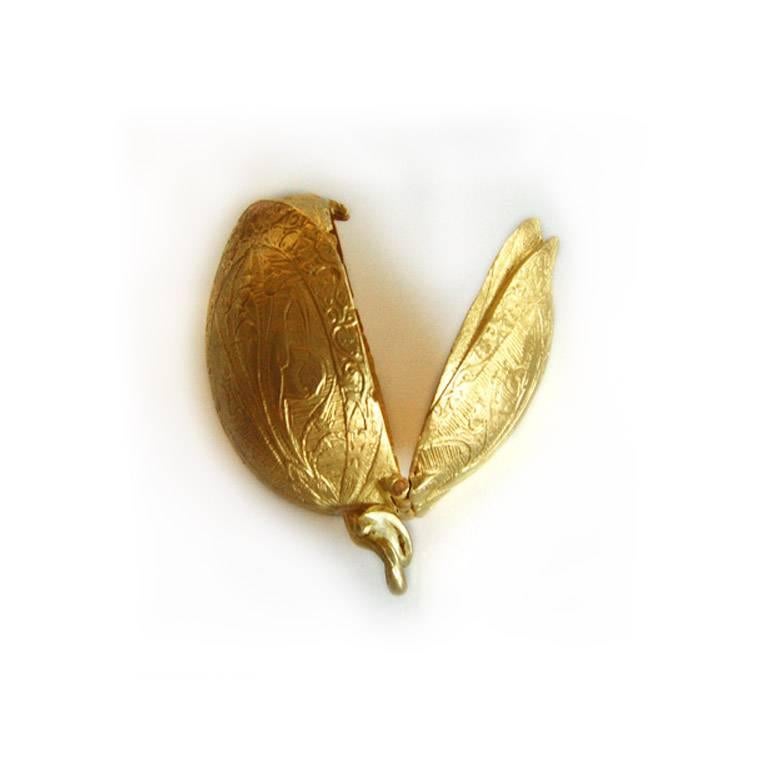 18Kt Yellow Gold Tulip-Shaped Pomander Pendant with an hinge.

Inside engraving:  