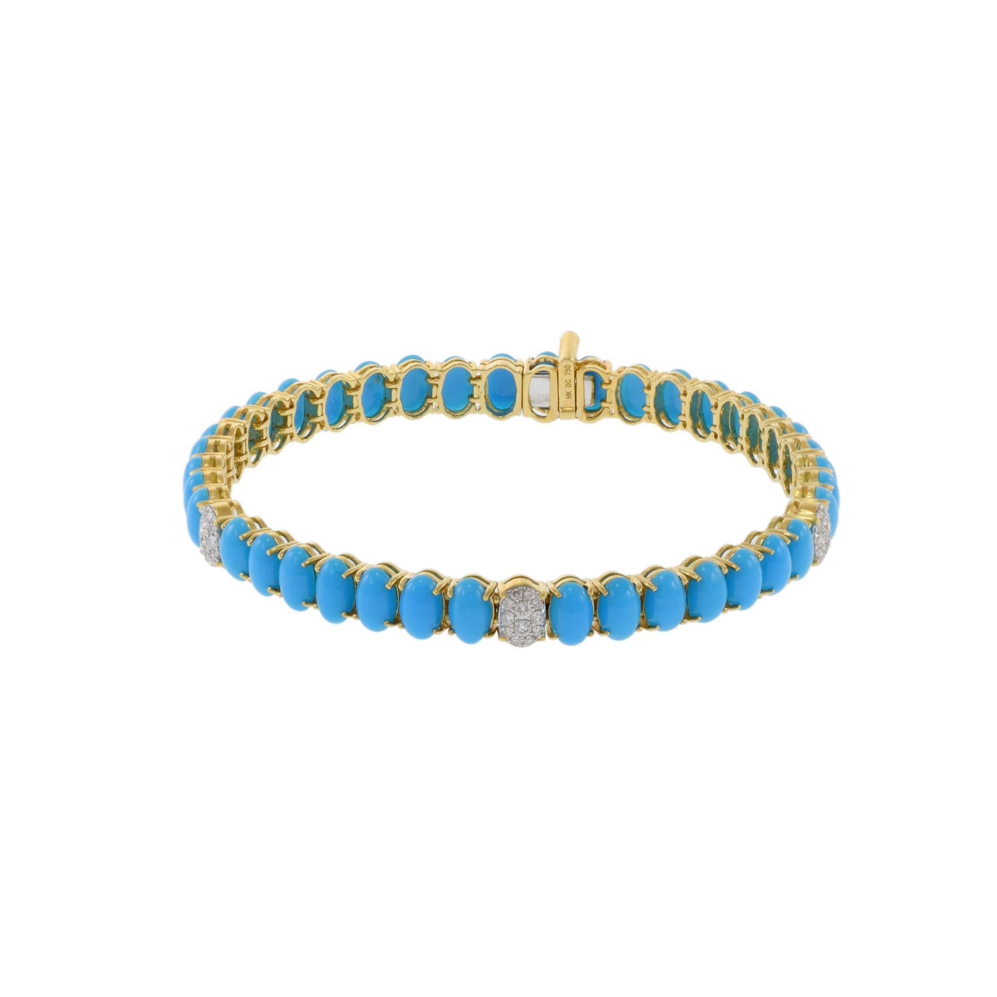Esta pulsera de tenis de oro amarillo de 18 quilates es una auténtica obra maestra, con una cautivadora combinación de turquesa auténtica y diamantes. La pulsera exhibe una serie de gemas ovaladas de turquesa auténtica talladas en cabujón, conocidas
