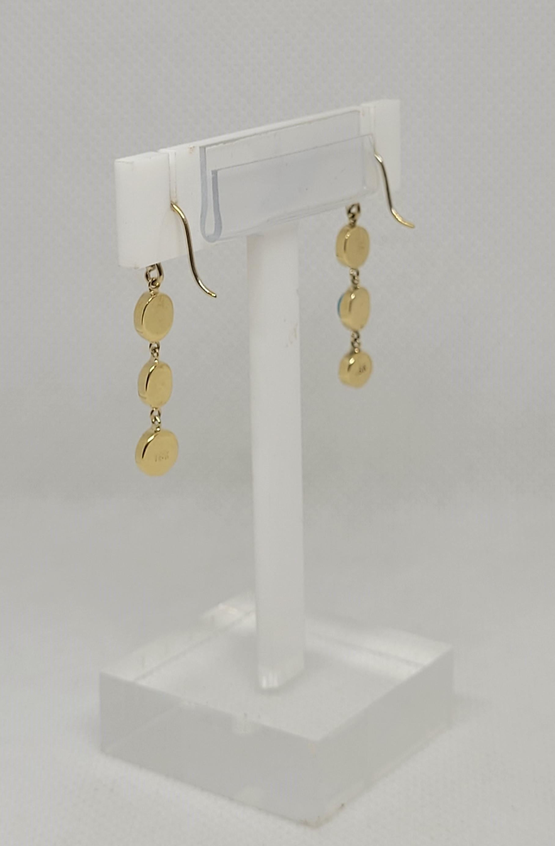 Moderno Orecchini pendenti in oro giallo 18kt con turchese Shepard, 1,5 pollici, 3,1 grammi, ovale rotondo in vendita