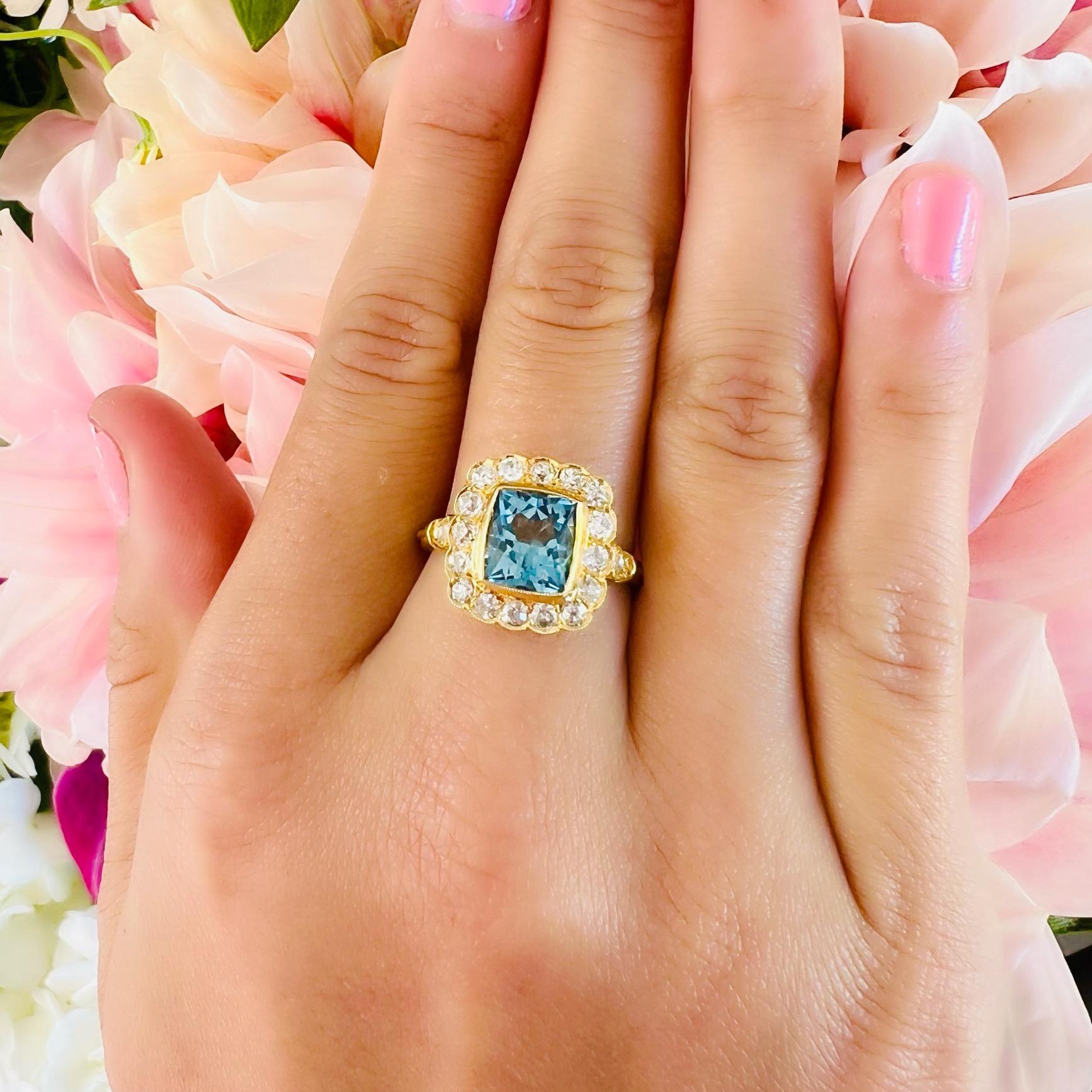Emerald Cut 18kt Yellow Gold Vibrant Aquamarine & Diamond Ring For Sale