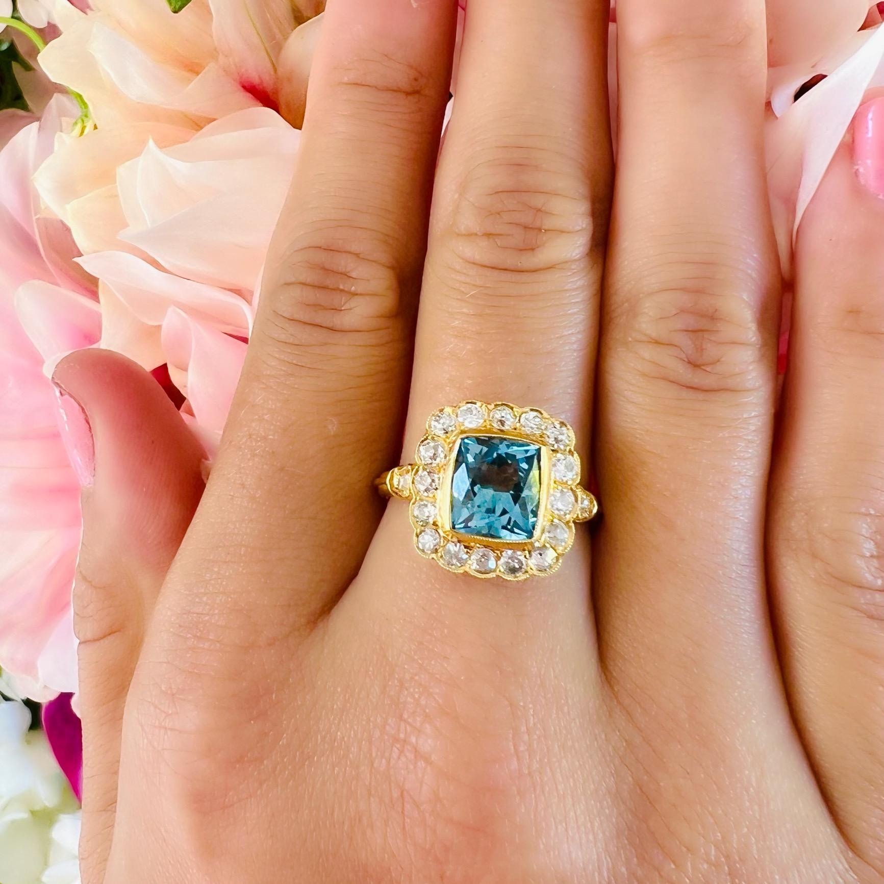 Women's 18kt Yellow Gold Vibrant Aquamarine & Diamond Ring For Sale