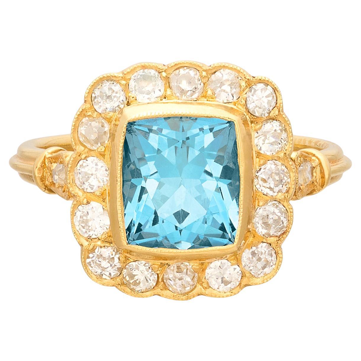 Anillo Vibrante Aguamarina y Diamante en Oro Amarillo de 18 Quilates
