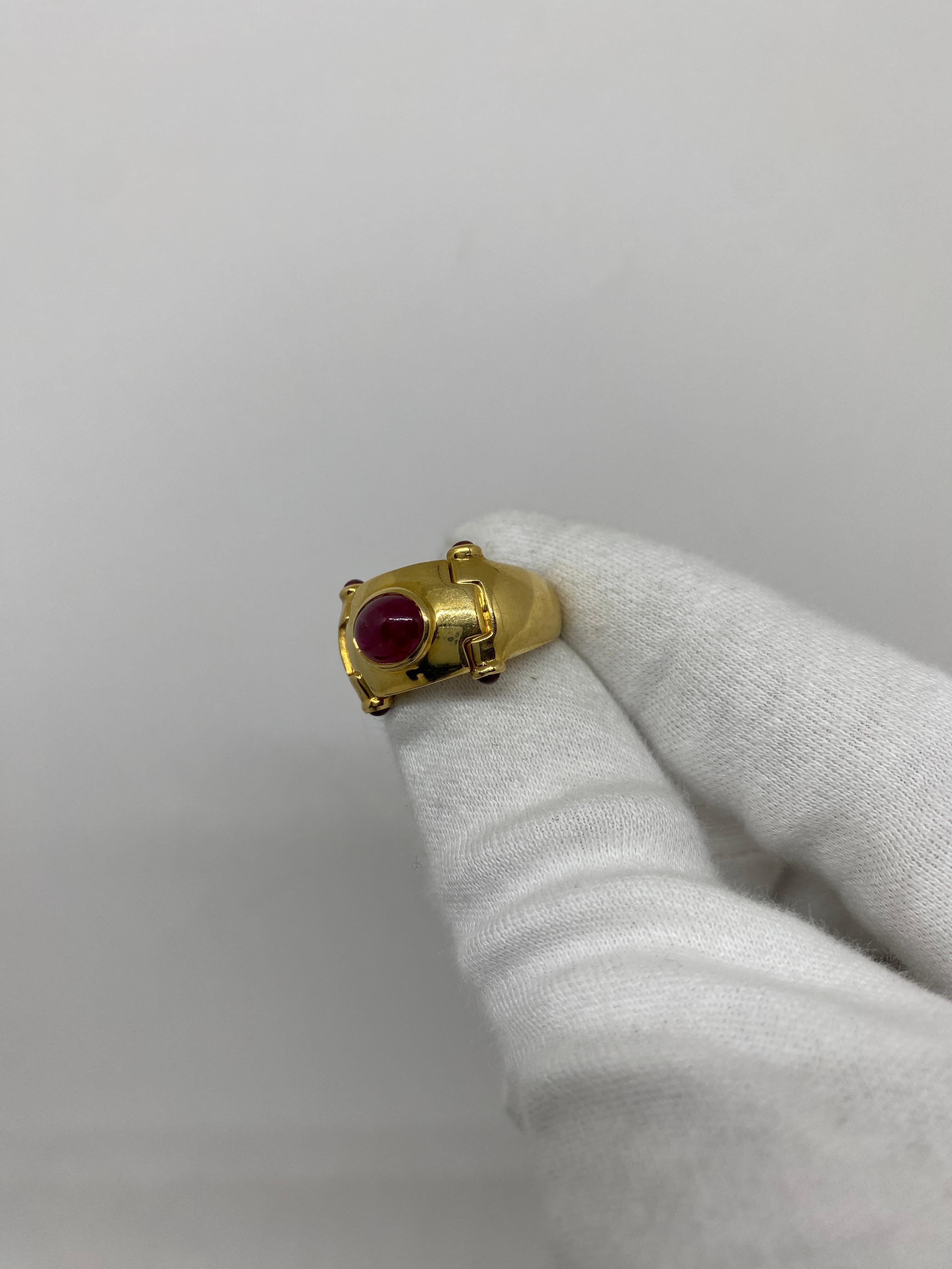 Ring made of 18kt yellow gold with cabochon-cut red ruby

Welcome to our jewelry collection, where every piece tells a story of timeless elegance and unparalleled craftsmanship. As a family-run business in Italy for over 100 years, we pride