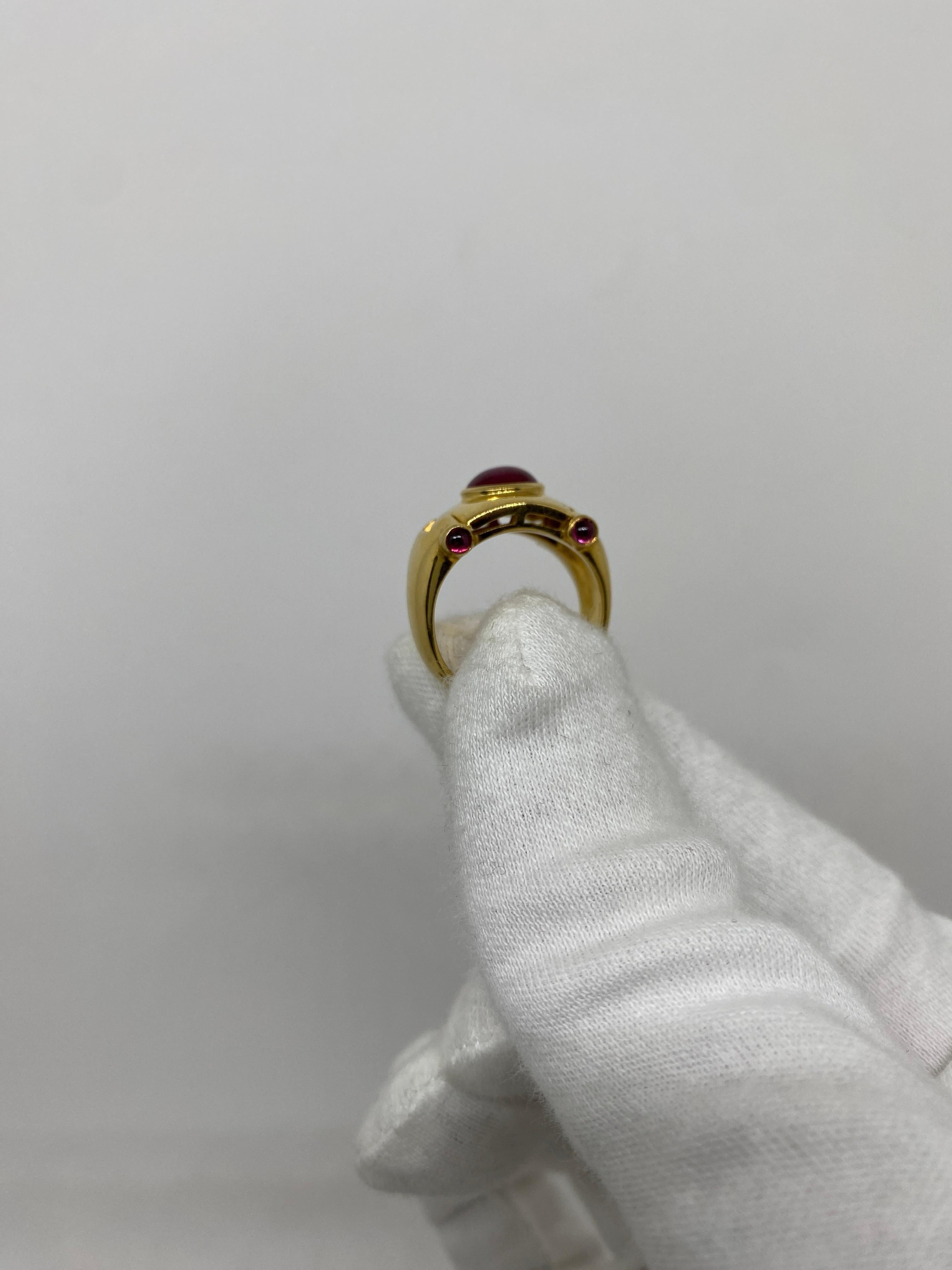 Women's or Men's 18 Karat Yellow Gold Vintage Band Ring Cabochon, Cut Red Ruby For Sale