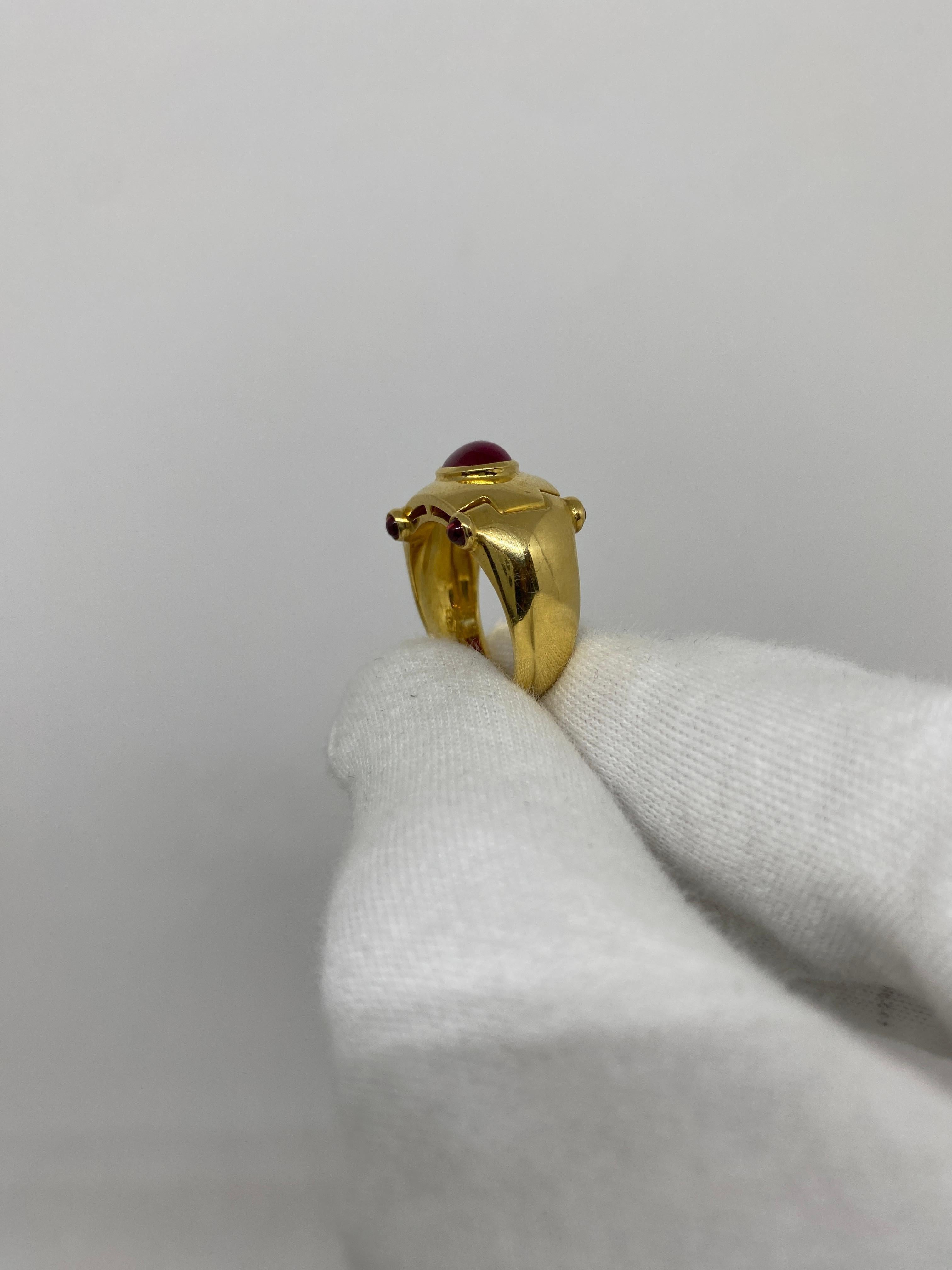 18 Karat Yellow Gold Vintage Band Ring Cabochon, Cut Red Ruby For Sale 1