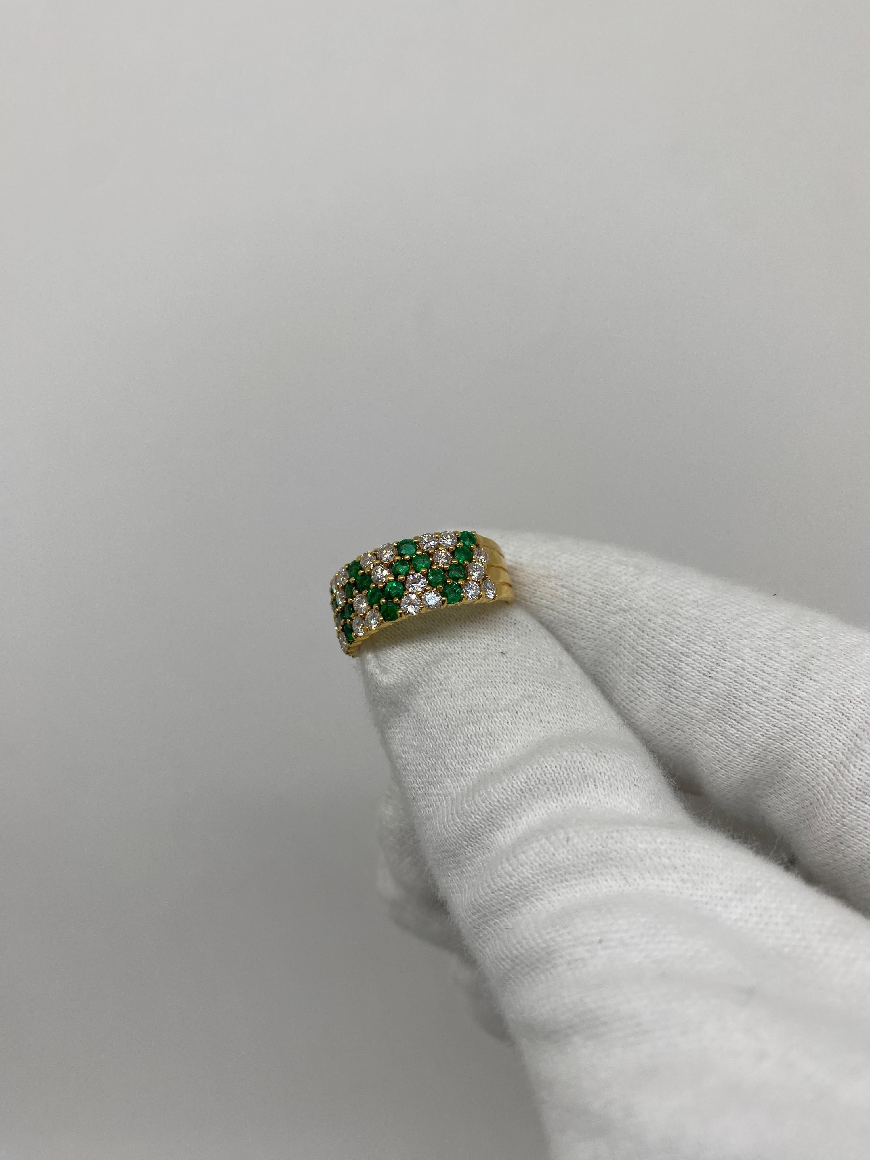 Anillo Vintage de Oro Amarillo de 18 Kilates Esmeraldas y Diamantes Blancos Corte brillante en venta