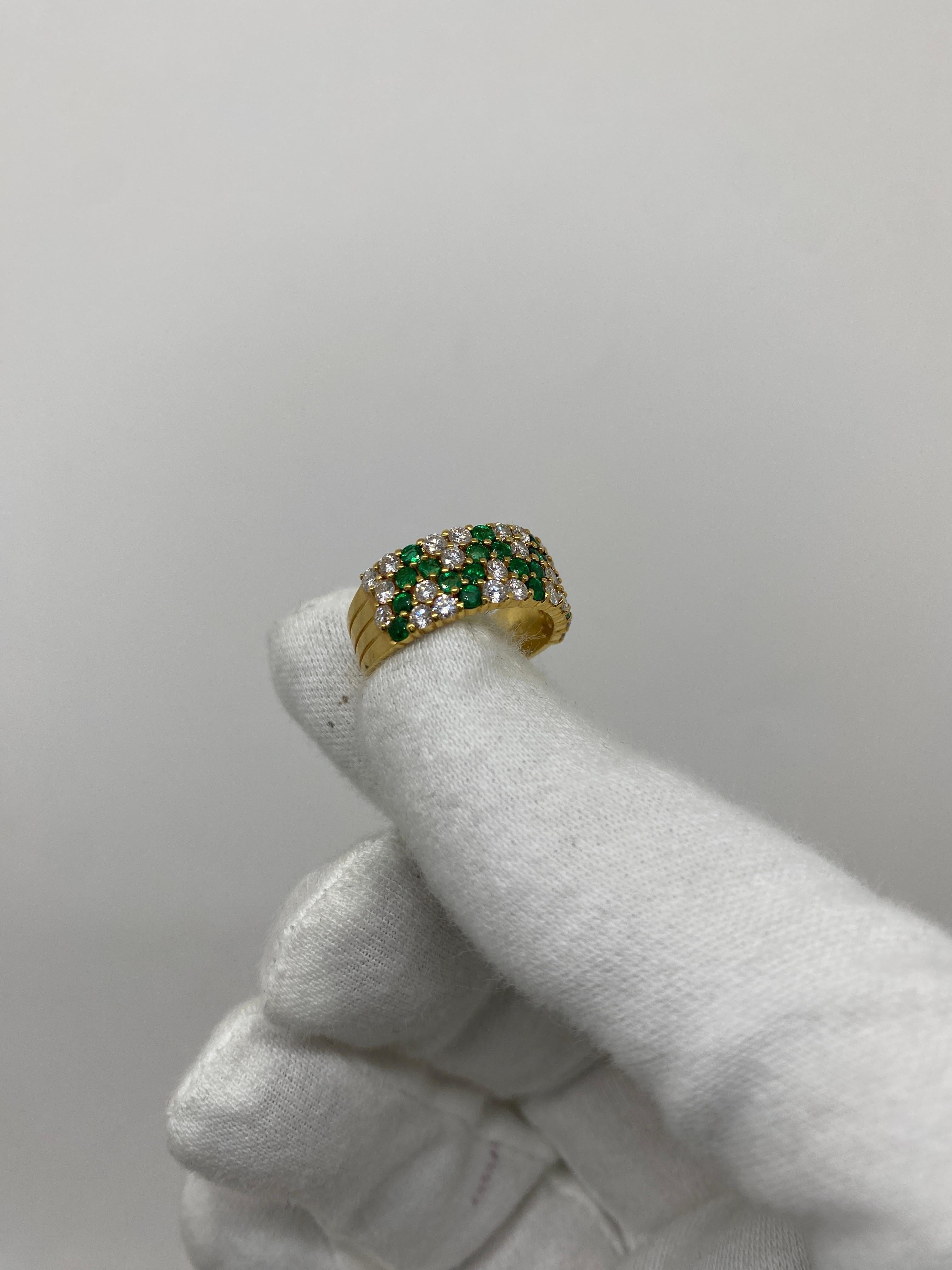 18 Karat Yellow Gold Vintage Band Ring Emeralds & White Diamonds In Excellent Condition For Sale In Bergamo, BG