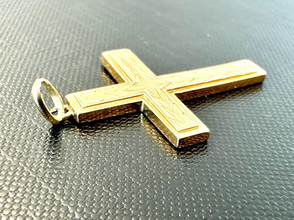 Cette croix vintage a été créée en Allemagne. Il est en or jaune 18kt et le décor sculpté rappelle l'épi de blé. L'Allemagne est réputée pour son travail de l'or. Elle abrite certains des meilleurs fabricants de bijoux fins au monde. Cette croix en