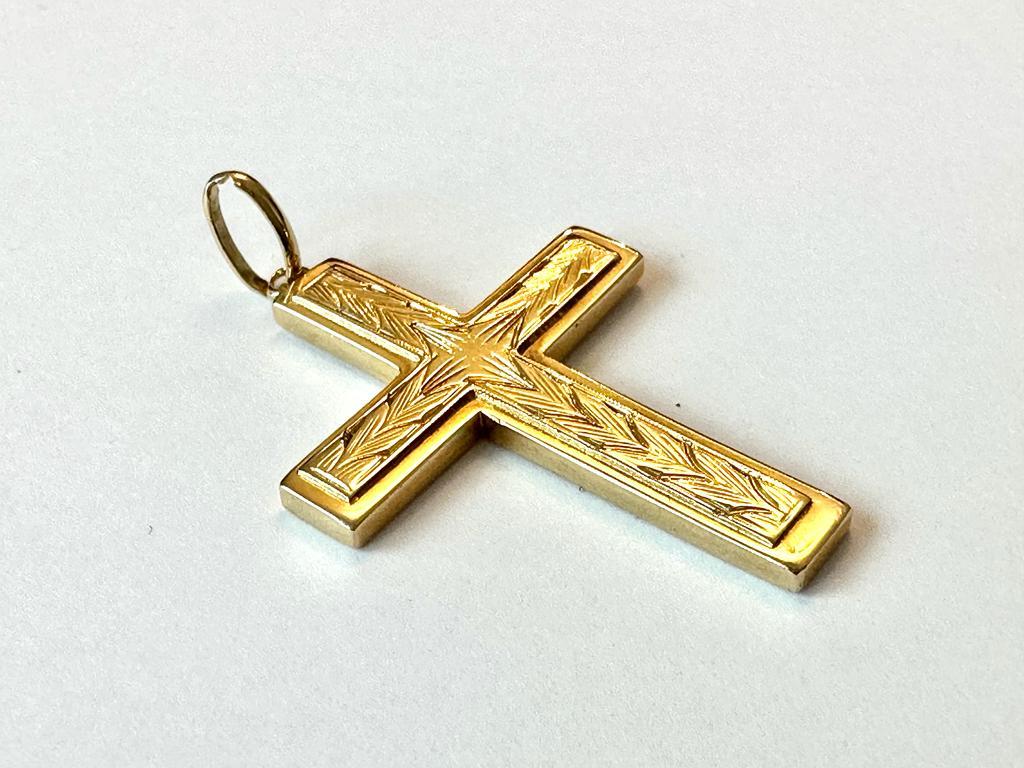 Croix vintage en or jaune 18 carats avec décorations de feuilles Unisexe en vente