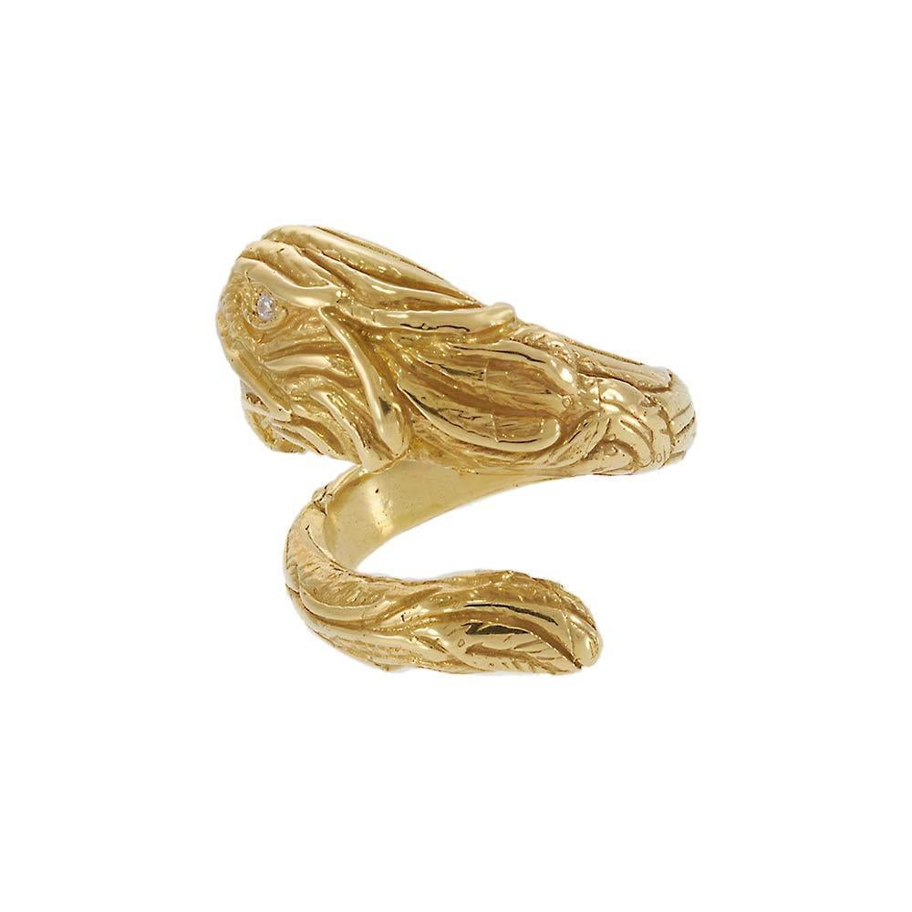 Dieser Ring aus 18-karätigem Gelbgold ist ein kühnes und kraftvolles Statement. Er zeichnet sich durch ein detailliertes Adlermotiv aus, das sich elegant um den Finger wickelt. Das Auge und der Schnabel des Adlers sind mit Brillanten von insgesamt