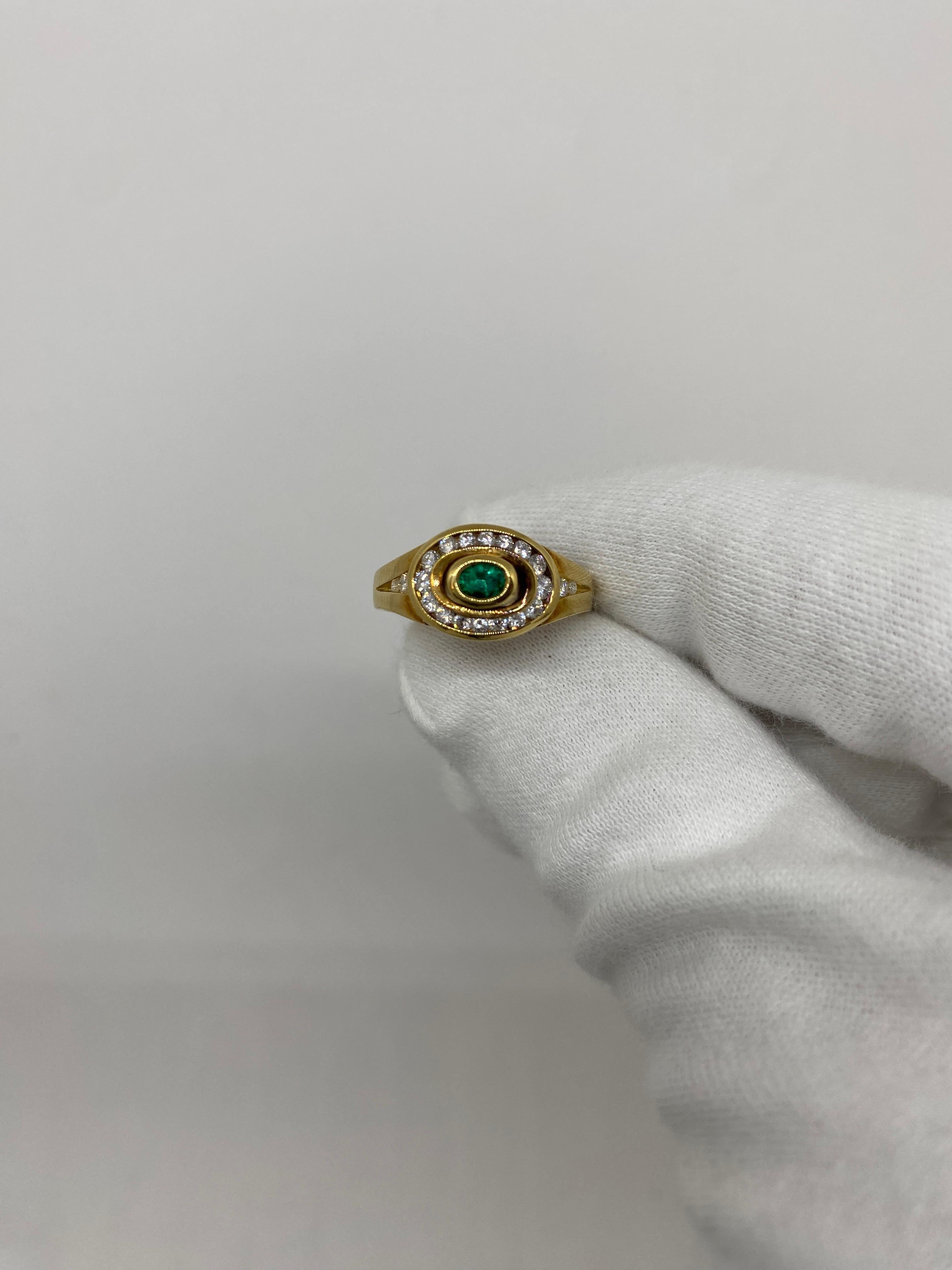 18 Karat Yellow Gold Vintage Ring 0.41 Ct White Diamonds & Green Oval Emerald In Good Condition For Sale In Bergamo, BG