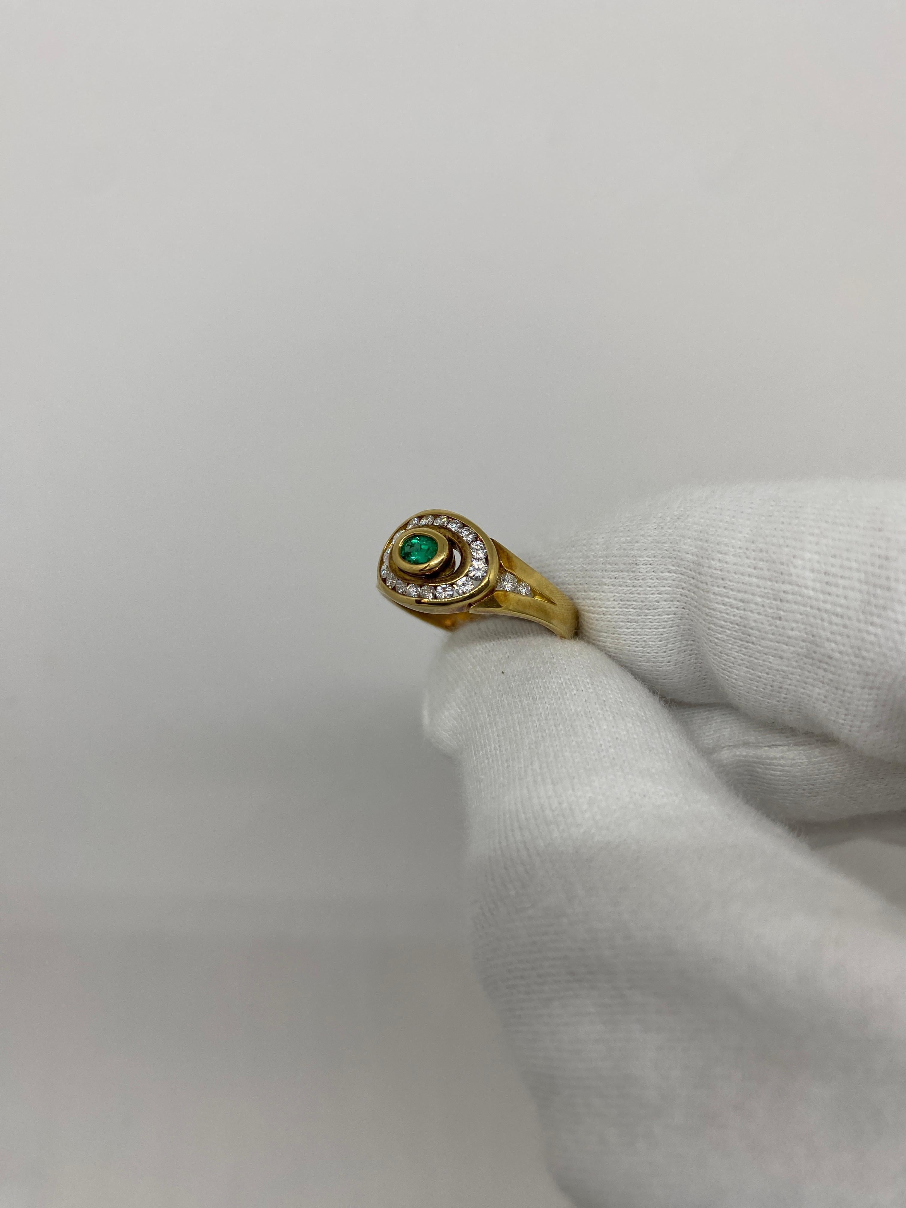 Women's or Men's 18 Karat Yellow Gold Vintage Ring 0.41 Ct White Diamonds & Green Oval Emerald For Sale