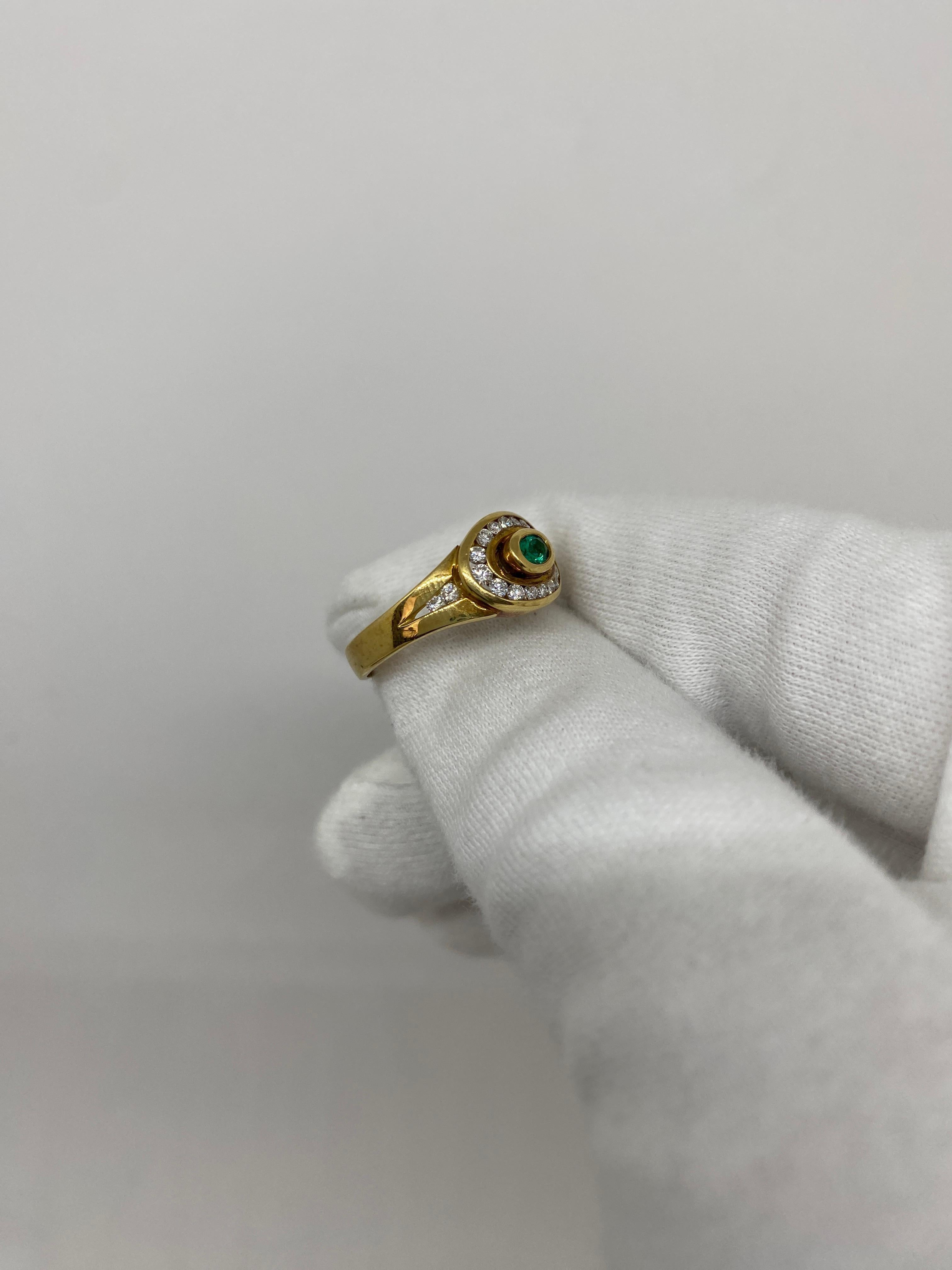 18 Karat Yellow Gold Vintage Ring 0.41 Ct White Diamonds & Green Oval Emerald For Sale 1