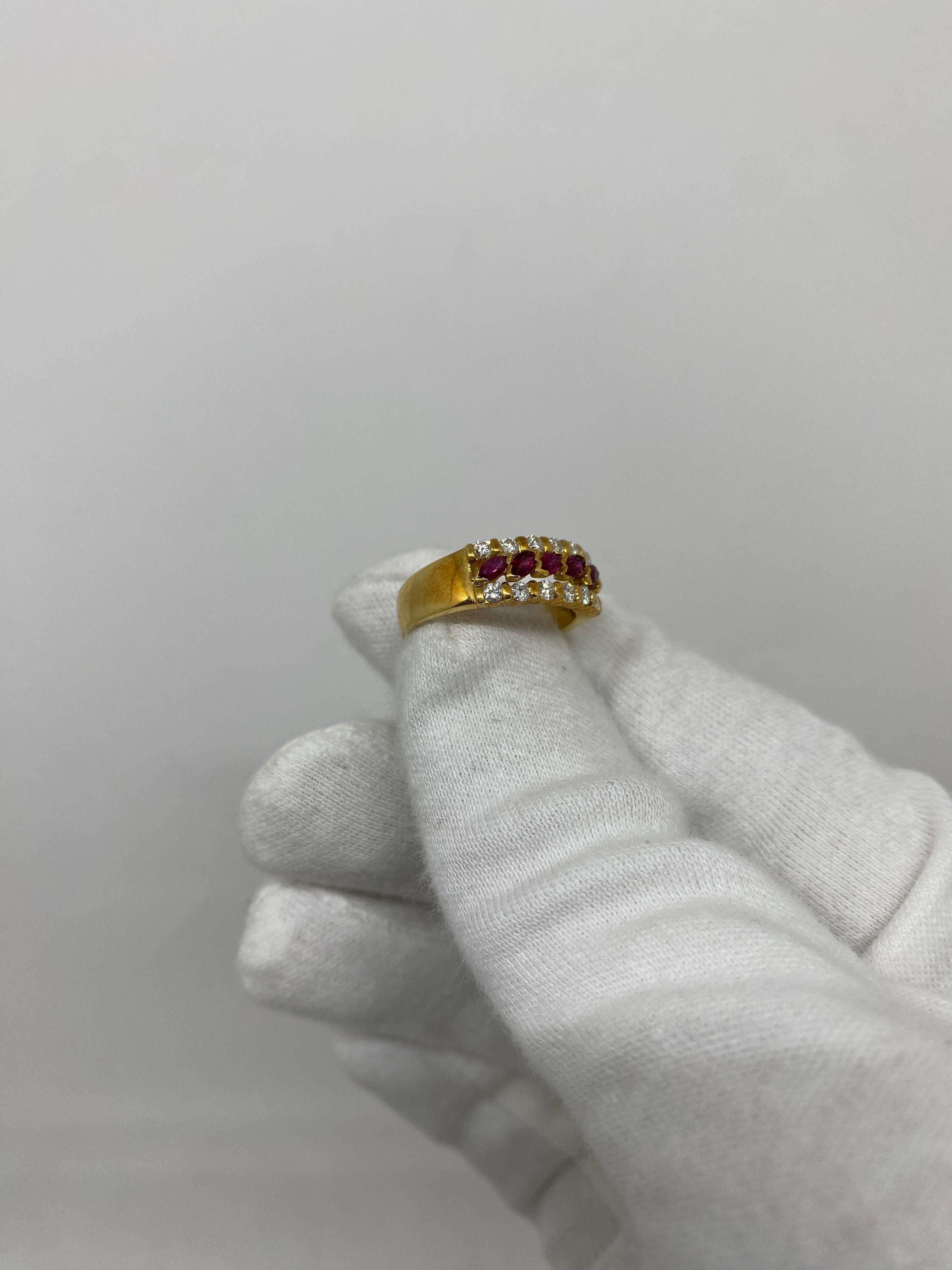 18 Karat Gelbgold Vintage-Ring mit 0,50 Navette-Rubinen und 0,45 Karat weißen Diamanten  (Brillantschliff) im Angebot